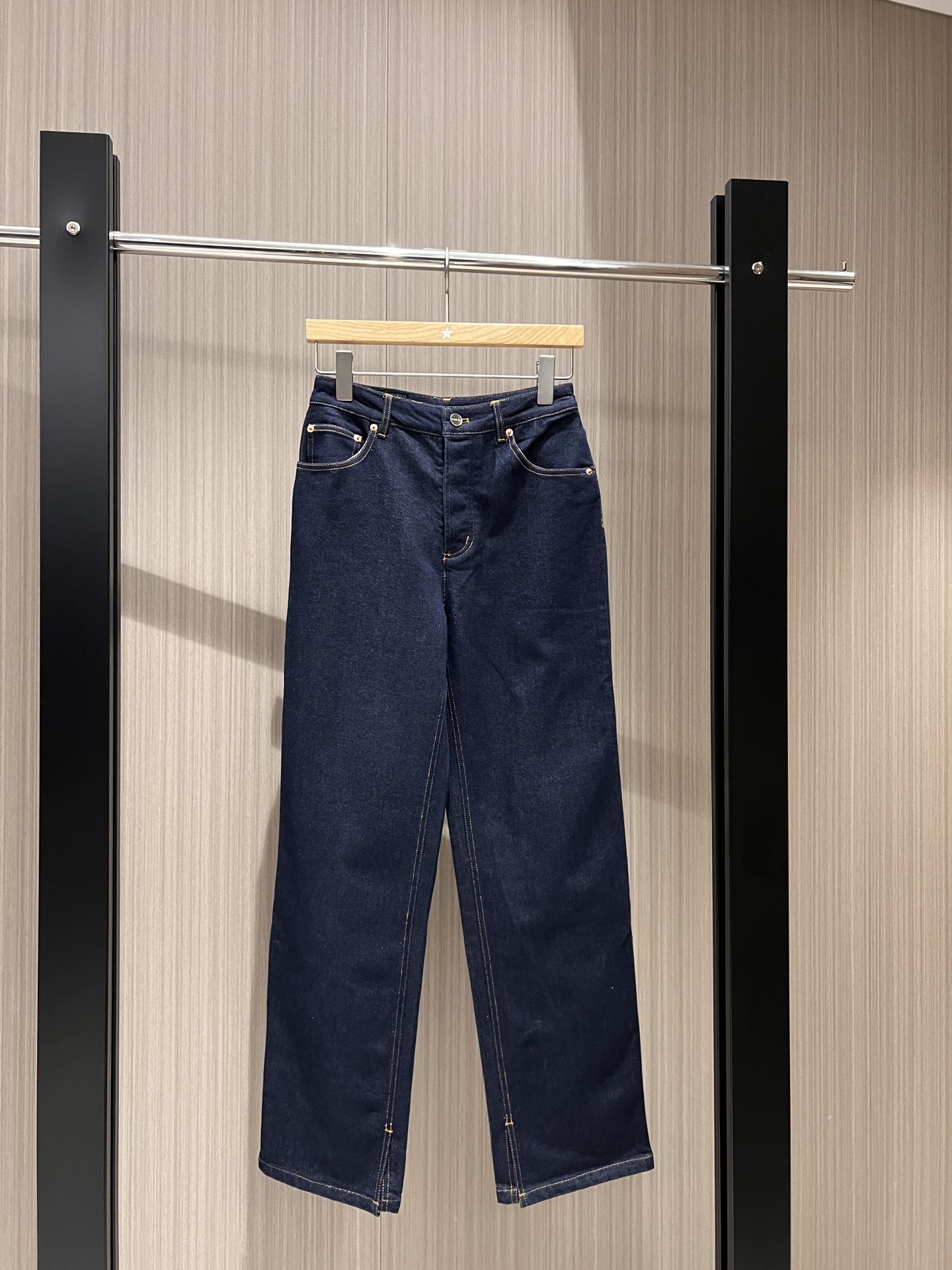 NO:325282,New red leather logo dark blue slit jeans straight-leg pants, back pocket logo letter print, simple casual slim fit and slim, age-reducing versatile SML, jeans, alexander wang19860909新款红色皮标深蓝开叉牛仔裤直筒裤 后口袋logo字母印花 简单休闲修身显瘦 减龄百搭 SML,,jeans,alexander wang,Women's clothing