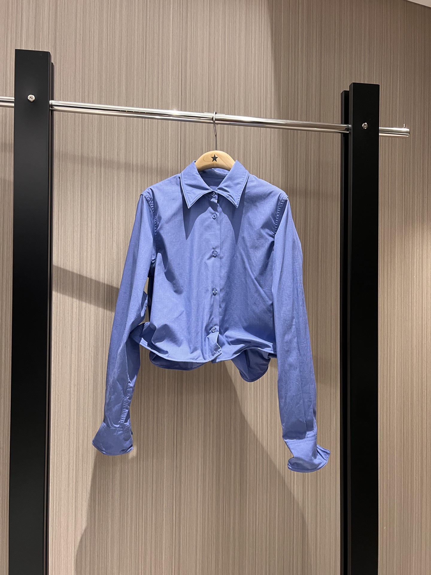 NO:325287,New models recommended to show off hot style. Concave aluminum wire short shirt with soft aluminum wire built-in, freely shaping effect. Fashionable items are all perfect when worn on the outside and layered inside. Super age-reducing versatile casual temperament. Blue and white SML, alexander wang19860909新款推荐走秀热爆款 凹造型铝丝短款衬衣内置软铝丝 可自由塑造效果 时髦单品当外搭内叠穿都赞 超减龄百搭 休闲气质 蓝色白色 SML,,alexander wang,Women's clothing