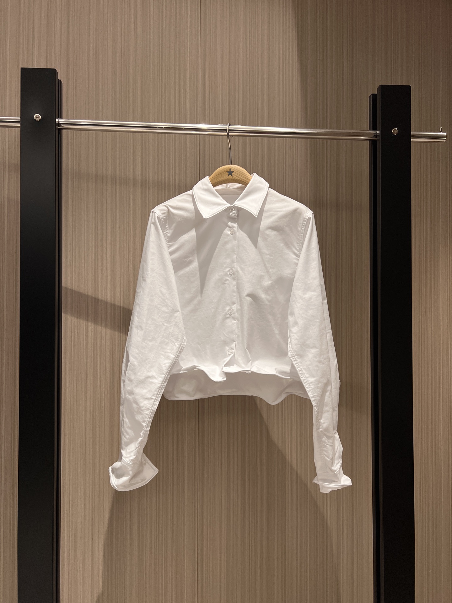 NO:325291,New models recommended to show off hot style. Concave aluminum wire short shirt with soft aluminum wire built-in, freely shaping effect. Fashionable items are all perfect when worn on the outside and layered inside. Super age-reducing versatile casual temperament. Blue and white SML, alexander wang19860909新款推荐走秀热爆款 凹造型铝丝短款衬衣内置软铝丝 可自由塑造效果 时髦单品当外搭内叠穿都赞 超减龄百搭 休闲气质 蓝色白色 SML,,alexander wang,Women's clothing