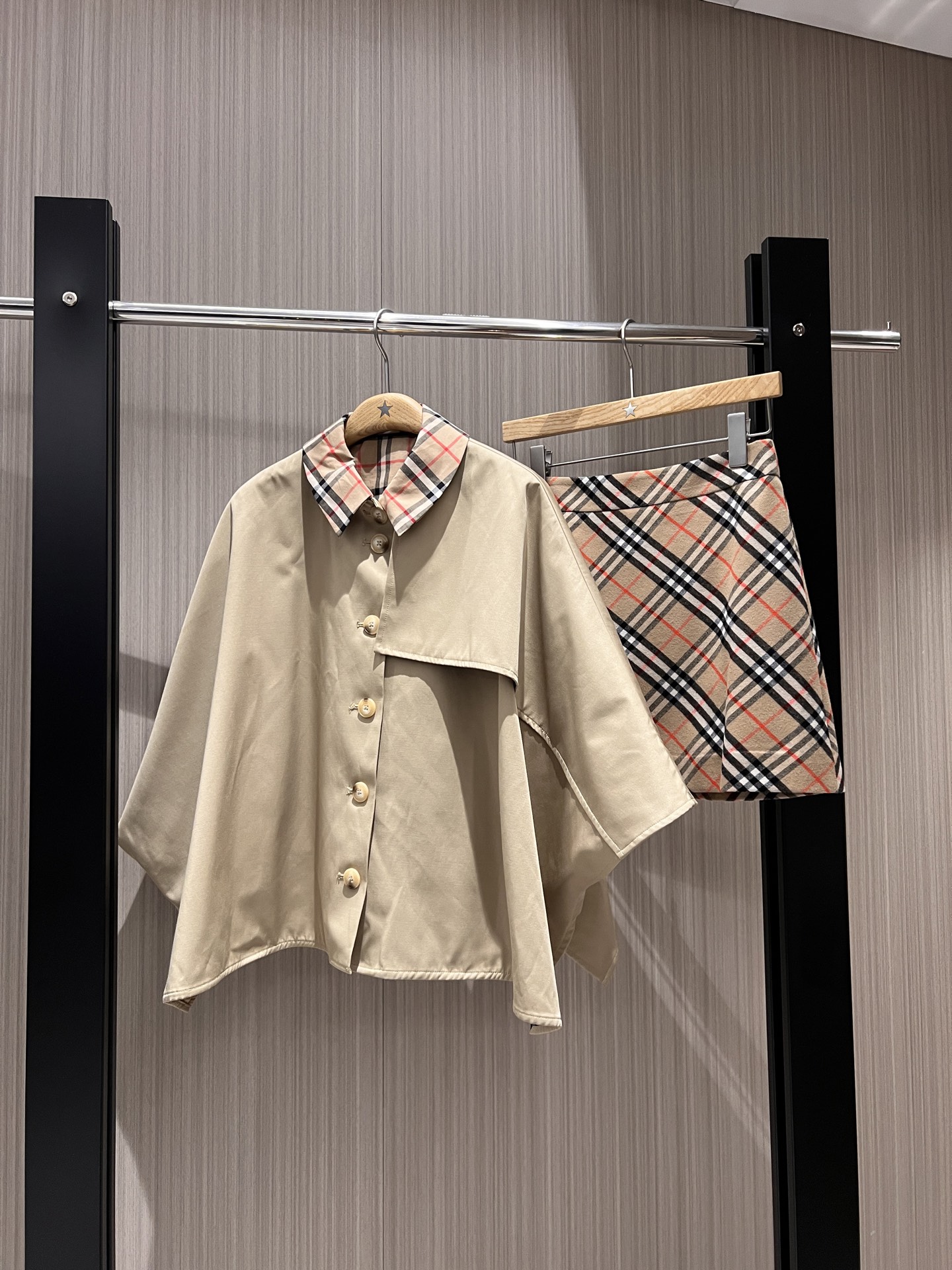 NO:325694,New plaid lapel cape jacket skirt suit classic retro plaid inside lazy casual college style age-reducing casual SML, skirts, jackets & coats, alexander wang19860909新款格纹翻领斗篷外套半裙套装内面经典复古格纹 慵懒随意 学院风减龄 休闲百搭SML,,skirts,jackets & coats,alexander wang,Women's clothing