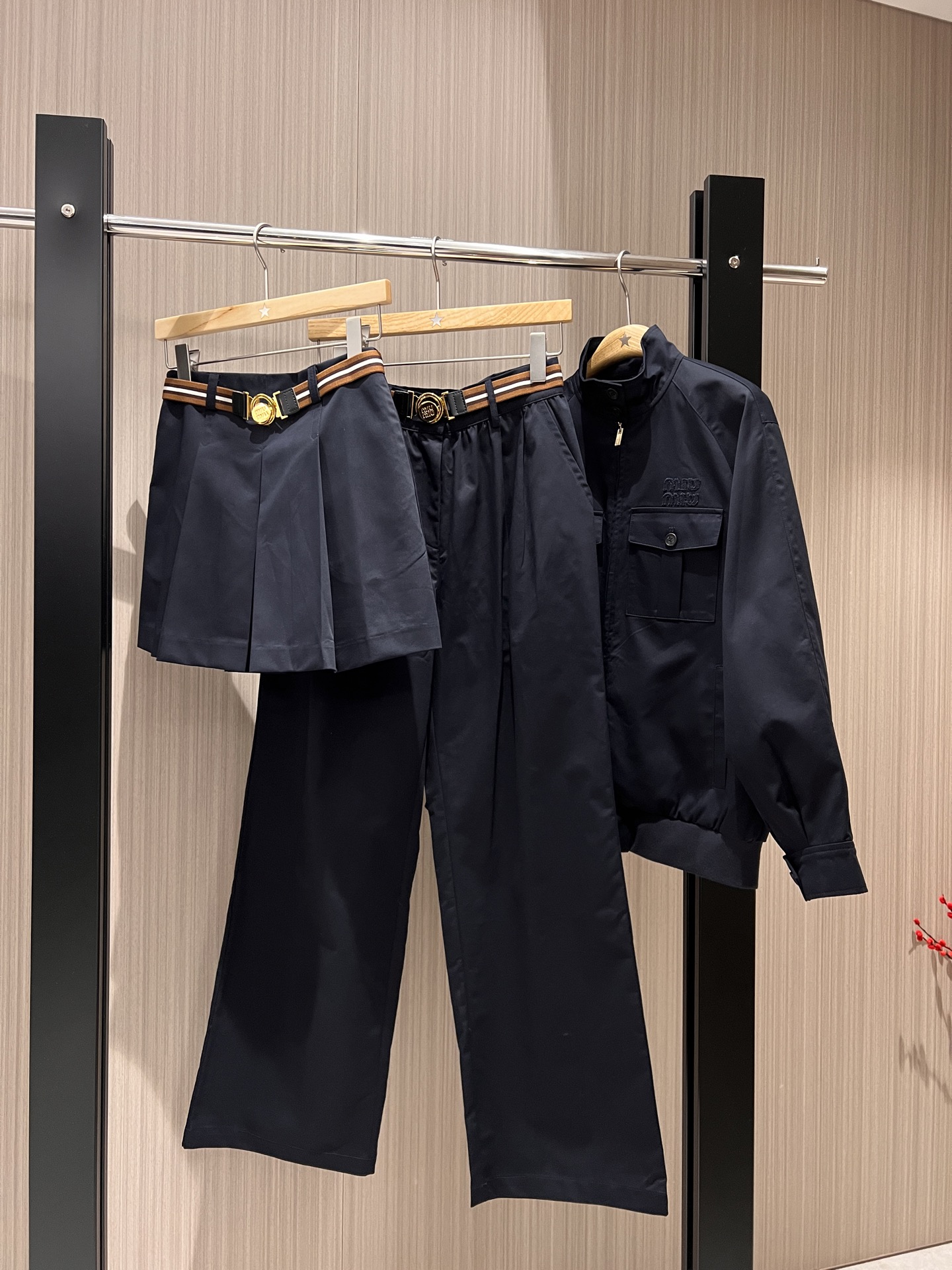 NO:325698,Jacket pants skirt style old money style stand collar work clothes rag-shoulder loose jacket striped belt wide pleated skirt pants skirt striped belt casual straight pants miu style design patch embroidered logo letters casual sweet cool SM, miumiu, skirts, jackets & coats, alexander wang19860909外套裤子半裙款老钱风 立领工装插肩宽松外套条纹腰带宽百褶裙裤半裙条纹腰带休闲直筒裤 miu式设计 贴布刺绣logo字母 休闲甜酷 SM,,miumiu,skirts,jackets & coats,alexander wang,Women's clothing