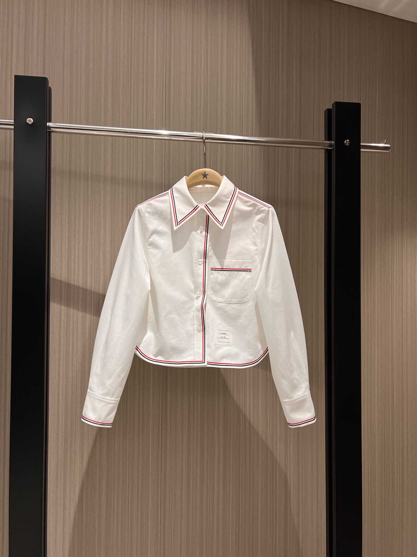 NO:325706,New models are coming TB spliced ​​small webbing decorative short shirt irregular hem, college age-reducing, casual and versatile SML, alexander wang19860909新款来袭TB拼接小织带装饰短款衬衣不规则下摆 学院减龄 休闲百搭SML,,alexander wang,Women's clothing