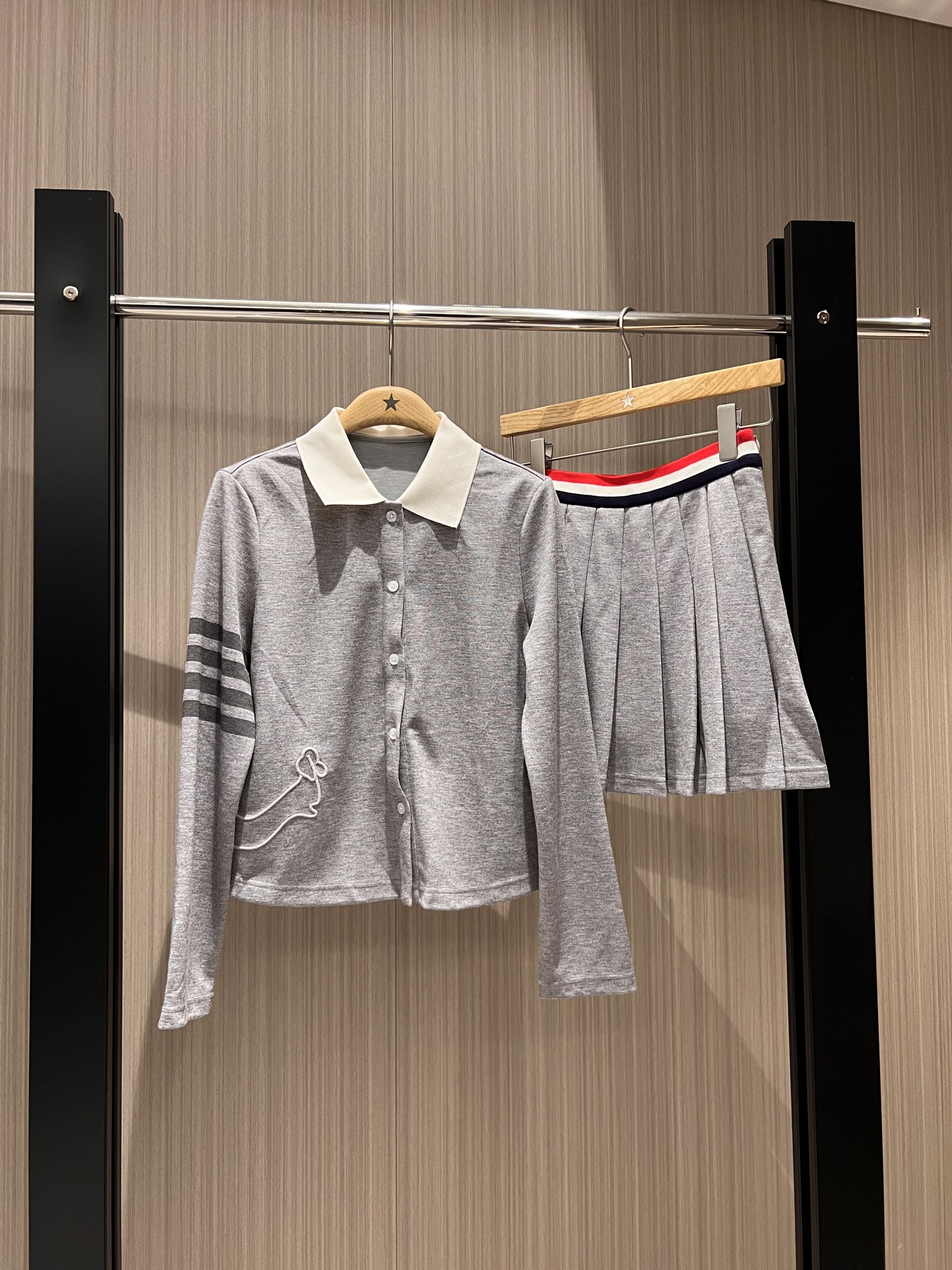 NO:325710,New TB college style casual suit color-blocking collar embroidered decorative cardigan top three-color striped waist skirt shorts lining must-have age reduction SML, skirts, shorts, alexander wang19860909新款TB学院风休闲套装 拼色领刺绣装饰小开衫上衣三色条纹腰半裙 短裤内衬 减龄必备 SML,,skirts,shorts,alexander wang,Women's clothing