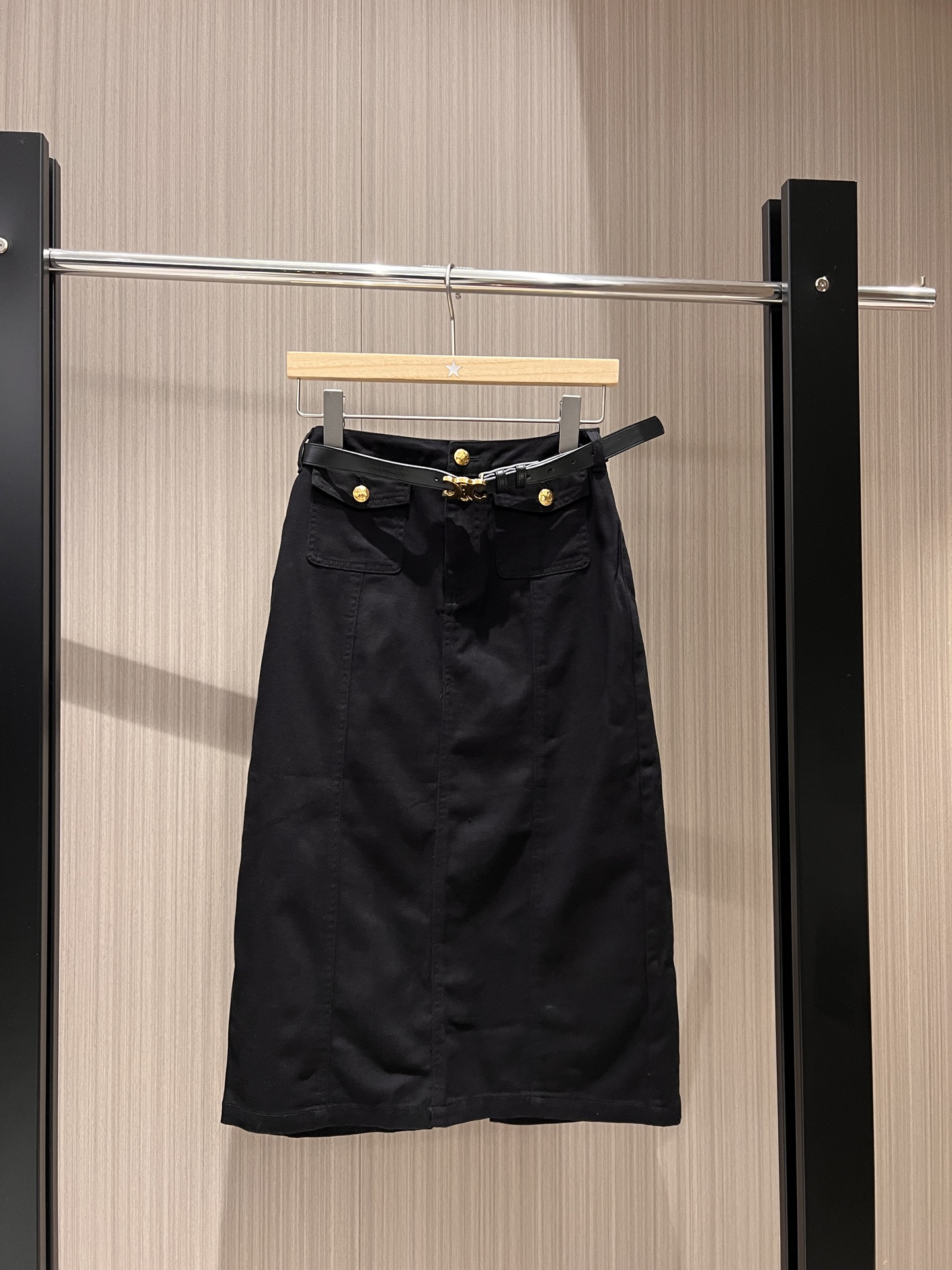 NO:325714,New Arc de Triomphe belt decorative gold buckle denim skirt with hip-covered long skirt with slit design. Simple and casual, age-reducing versatile black and white SML 823,,skirts,alexander wang19860909新款来袭凯旋门腰带装饰金扣牛仔半裙 包臀长裙后摆开叉设计 简单休闲 减龄百搭黑色白色 SML 823,,skirts,alexander wang,Women's clothing