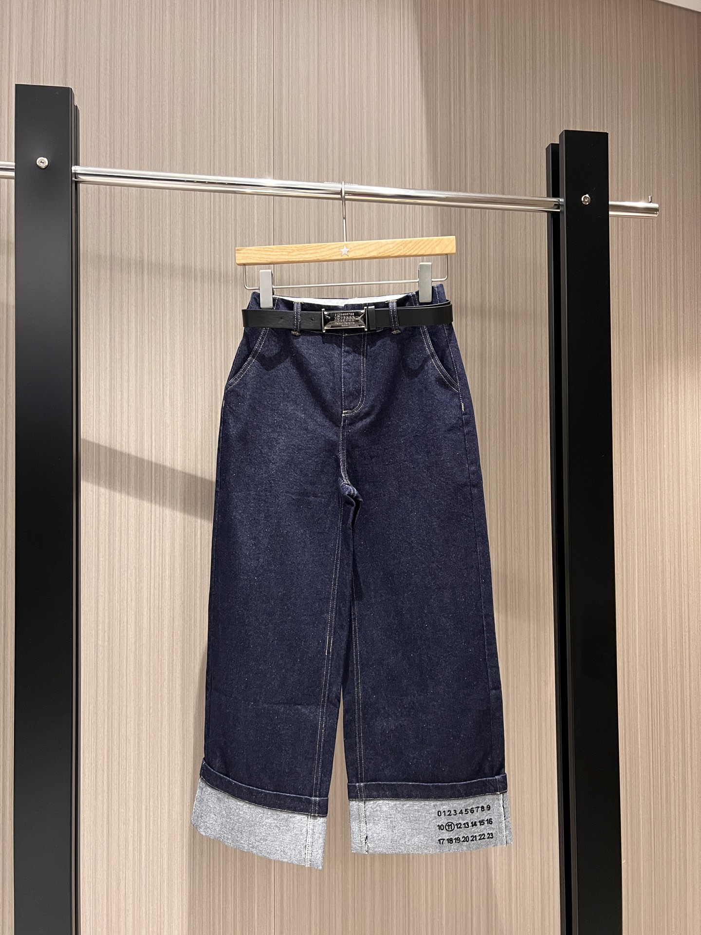 NO:325707,New Magila MM6 belt curled jeans wide-leg nine-point design pants legs classic embroidered digital logo casual and versatile, age-reducing essentials, fashionable and slim SML,,masion margiela,masion margiela,jeans,alexander wang19860909新款马吉拉MM6腰带卷边牛仔裤 阔腿九分设计裤脚经典刺绣数字标志休闲百搭 减龄必备 时尚修身 SML,,masion margiela,masion margiela,jeans,alexander wang,Women's clothing