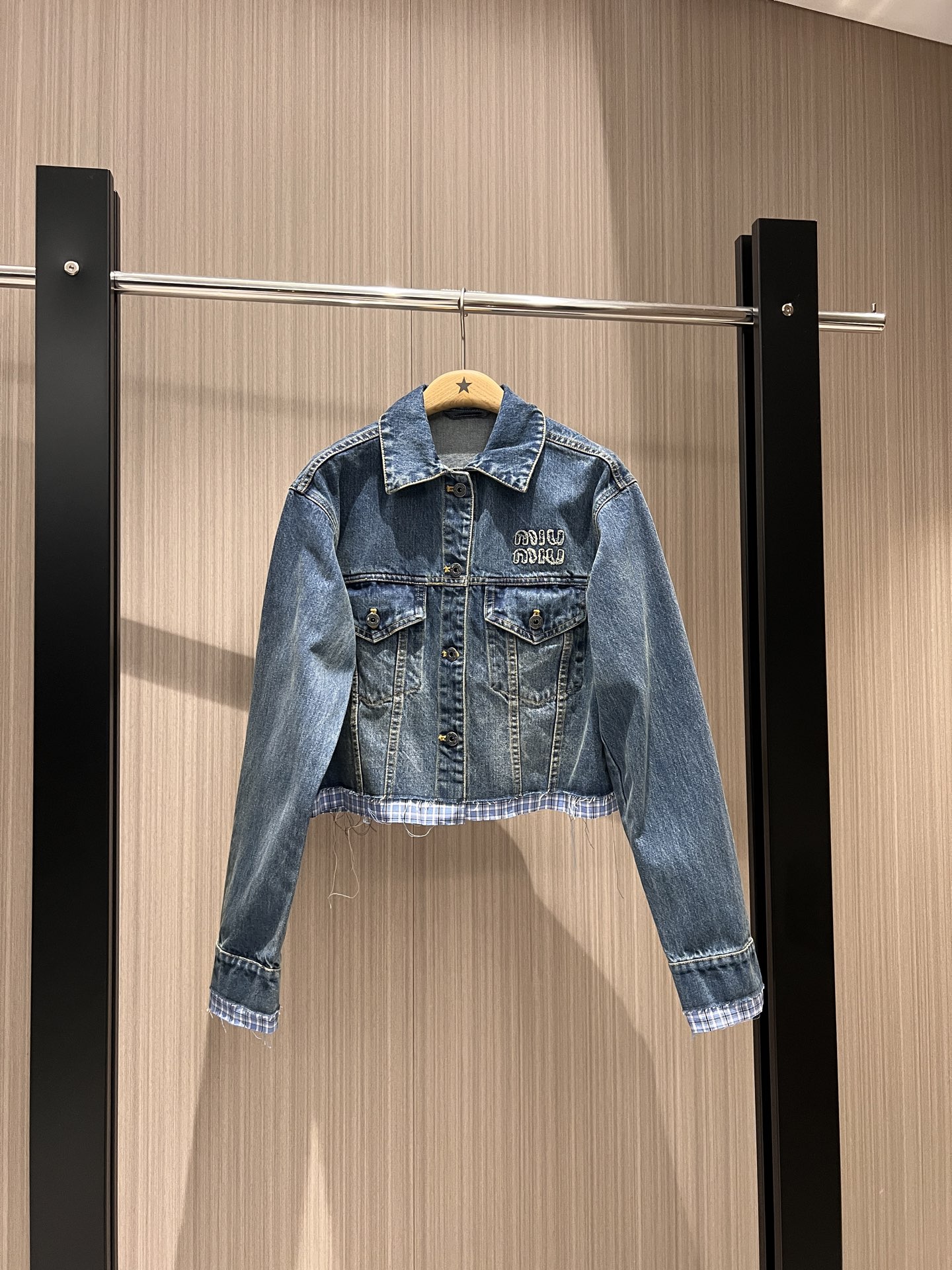 NO:326300,New classic miu style, light blue breasted short denim jacket, spliced ​​plaid exposed edge fake two-piece design, fashionable single item breast patch embroidered logo letters, casual and age-reducing, can be matched with the same-coloured shorts trousers SM,,miumiu, shorts, jackets & coats,alexander wang19860909新款经典miu式风格 洗水浅蓝毛边短款牛仔外套 拼接格纹露边假两件设计 时髦单品胸前贴布刺绣logo字母 休闲减龄 可搭同系短裤长裤SM,,miumiu,shorts,jackets & coats,alexander wang,Women's clothing