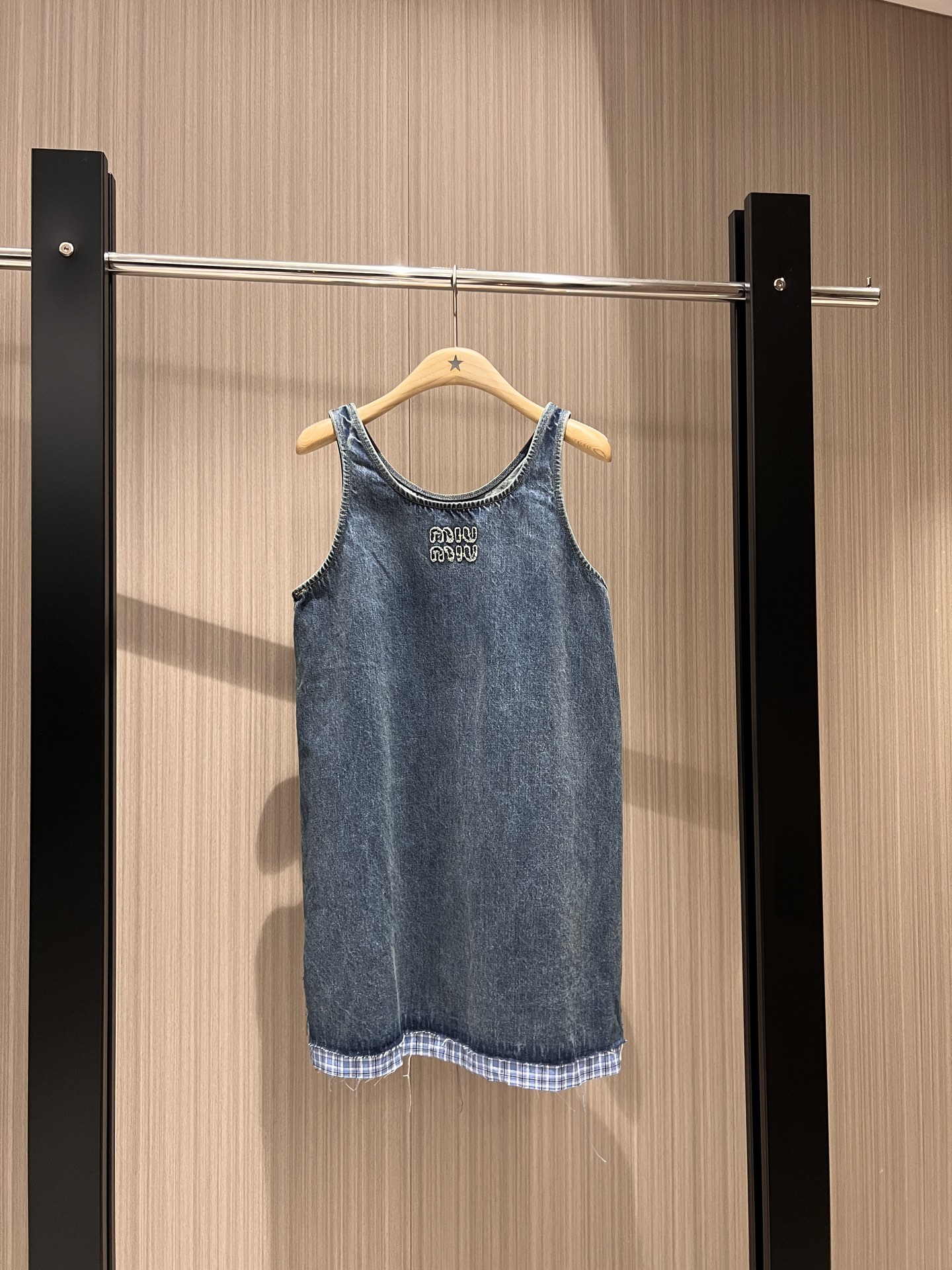 NO:326312,New classic miu style, wash blue denim suspender dress, vest pants, skirt hem splicing and plaid fake two-piece design, breast patch embroidered logo letters, loose and casual single and empty stacking, essential for age reduction SML, miumiu, skirts, alexander wang19860909新款经典miu式风格 洗水蓝牛仔吊带连衣裙 背心裤裙摆拼接格纹假两件设计 胸前贴布刺绣logo字母 宽松随意单空叠搭 减龄必备 SML,,miumiu,skirts,alexander wang,Women's clothing