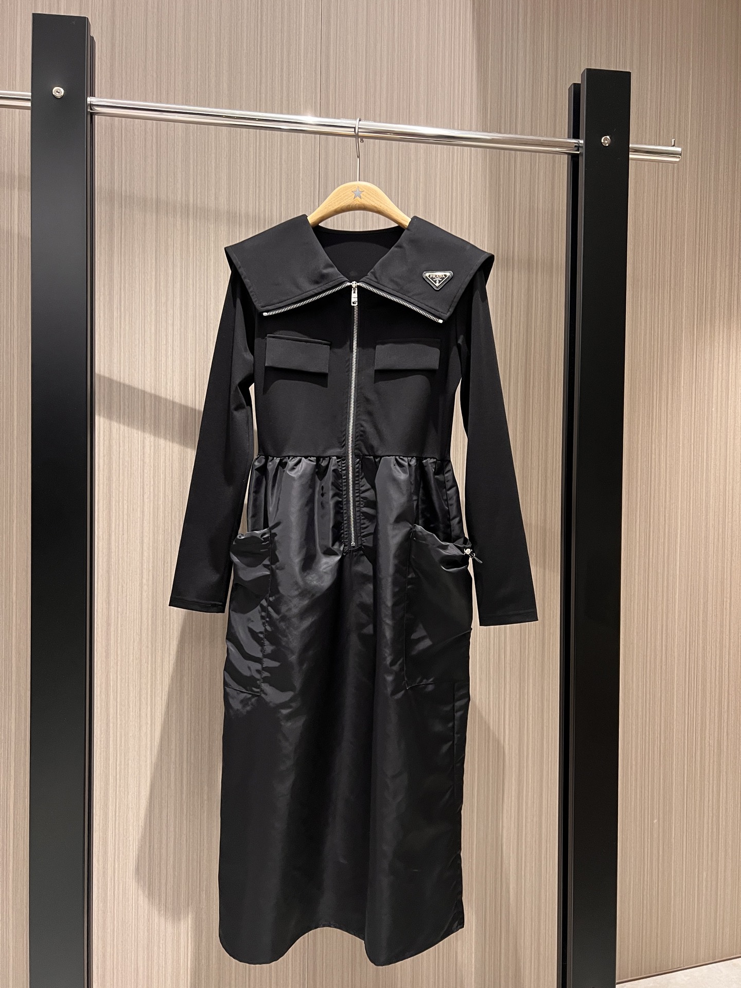 NO:326292,New large lapel design triangle logo spliced ​​nylon dress with large pocket decoration on both sides. Fashion and casual, cute, age-reducing SML 8,, skirts, alexander wang19860909新款大翻领设计三角徽标拼接尼龙连衣裙两侧大口袋装饰 时尚休闲 可爱减龄SML 8,,skirts,alexander wang,Women's clothing