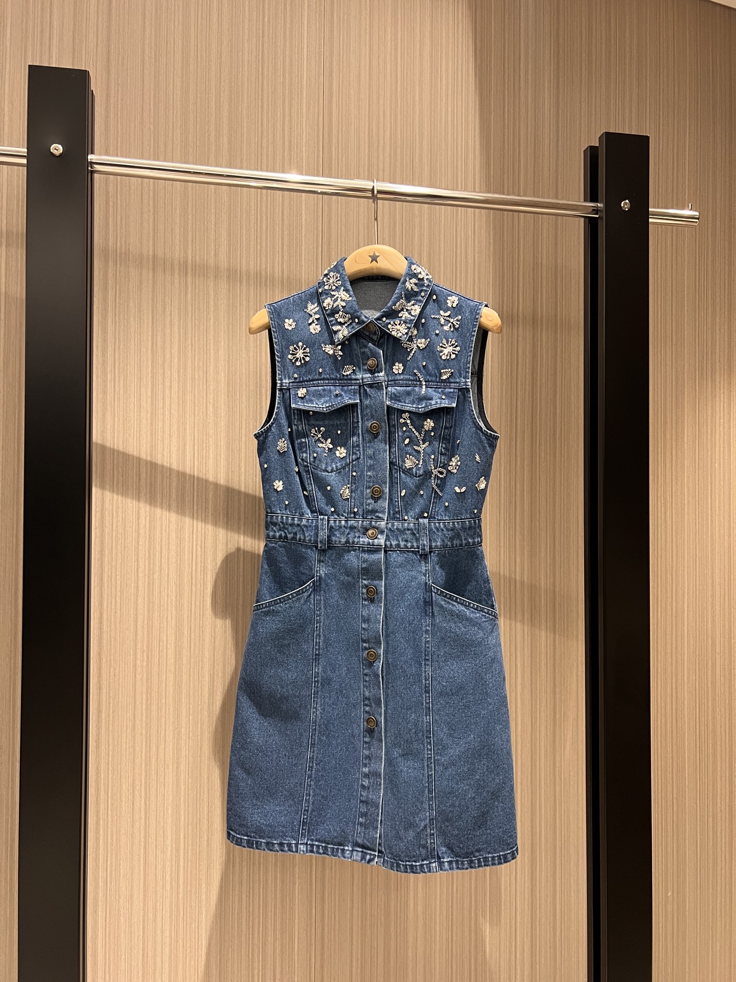 NO:326289,New heavy industry beaded diamond-inlass denim dress, lapel sleeveless vest skirt is exquisite and more casual and age-reducing, slim and slim and fashionable and not picky. S-XL 8,,skirts,alexander wang19860909新款重工钉珠镶钻牛仔连衣裙 翻领无袖背心裙精致重休闲减龄 修身显瘦时尚不挑人 S-XL 8,,skirts,alexander wang,Women's clothing