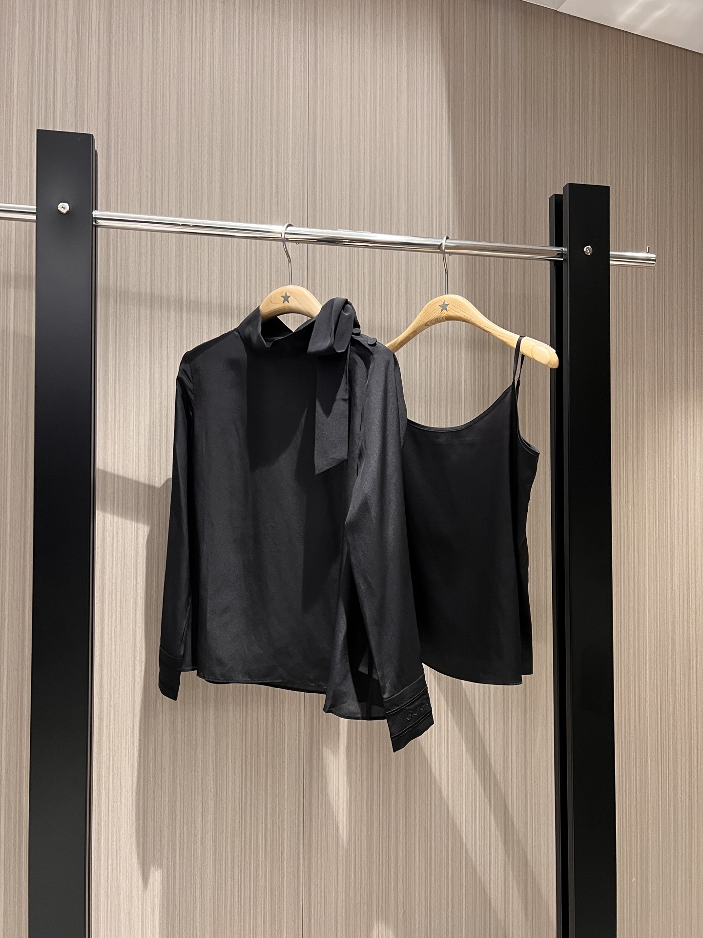 NO:326310,New style embroidered cuff logo letters, stand collar streamer long-sleeved shirt, asymmetrical buckle design, delivery suspender lining simple and fashionable, commuting elegant temperament and versatile black pink SML,,alexander wang19860909新款来袭袖口刺绣logo字母 立领飘带长袖衬衣 不对称开扣设计 配送吊带内衬简约时尚 通勤优雅气质百搭 黑色粉色 SML,,alexander wang,Women's clothing