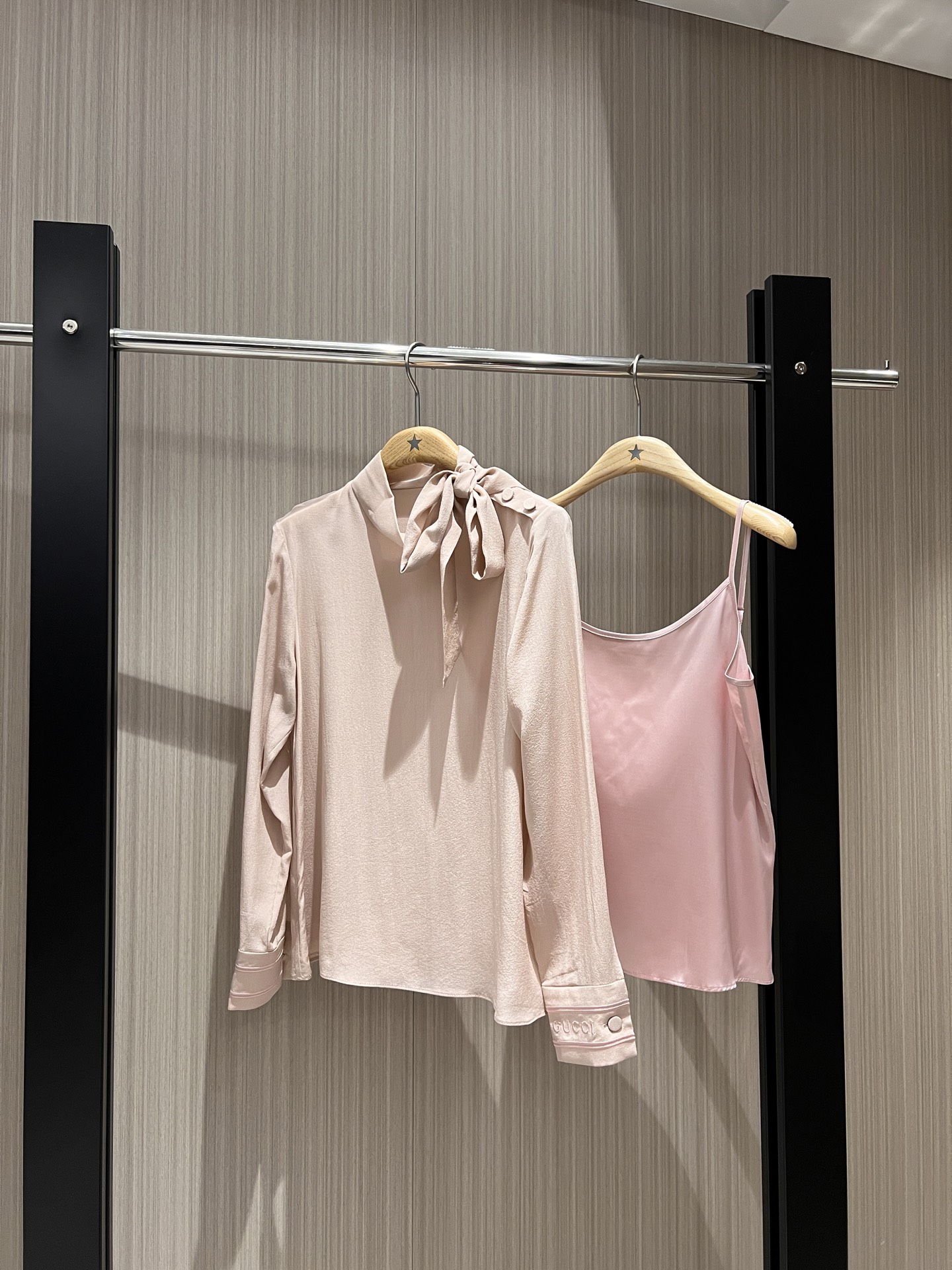 NO:326287,New style embroidered cuff logo letters, stand collar streamer long sleeve shirt, asymmetrical buckle design, delivery suspender lining simple and fashionable, commuting elegant temperament and versatile black pink SML 8,,alexander wang19860909新款来袭袖口刺绣logo字母 立领飘带长袖衬衣 不对称开扣设计 配送吊带内衬简约时尚 通勤优雅气质百搭 黑色粉色 SML 8,,alexander wang,Women's clothing