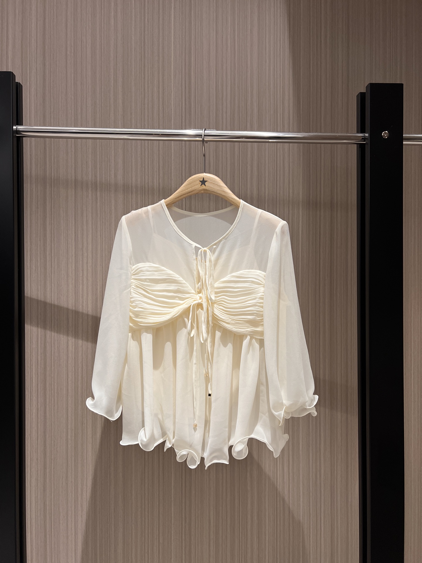 NO:326296,New fairy-like French elegant Georgette pleated shirt top necklace cuff hem cover fish bone soft silk loose and flowing vacation and leisure age-reducing versatile delivery strap lining pink white S-XL 8,,alexander wang19860909新款仙气十足法式优雅 乔其纱褶皱罩衫上衣 领口系带 袖口下摆内罩鱼骨软丝宽松飘逸 度假休闲 减龄百搭 配送吊带内衬 粉色白色S-XL 8,,alexander wang,Women's clothing