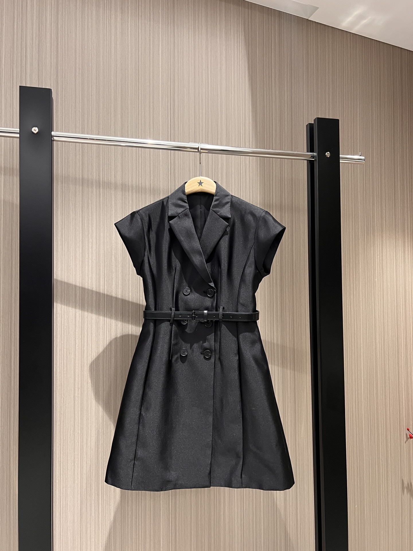 NO:326315,New recommended show synchronous Star style suit collar double-breasted shoulder-decked vest skirt Short dress delivery belt Waist decoration Slim fit and slim temperament Elegant pockets on both sides commuting neatly Black khaki pink SML, skirts, business suit, alexander wang19860909新款推荐秀款同步 明星款西装领双排扣落肩设计马甲裙 短款连衣裙配送腰带 收腰装饰 修身显瘦 气质优雅 两侧有口袋通勤利落 黑色卡其粉色 SML,,skirts,business suit,alexander wang,Women's clothing