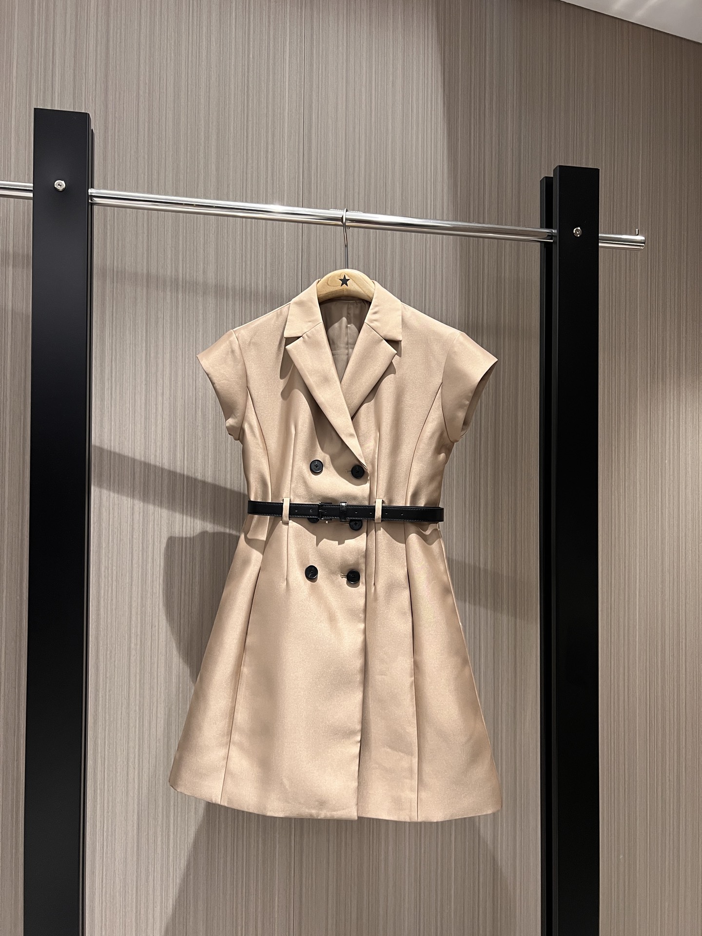 NO:326319,New recommended show synchronous Star style suit collar double-breasted shoulder-decked vest skirt Short dress delivery belt Waist decoration Slim fit and slim temperament Elegant pockets on both sides commuting neatly Black khaki pink SML 8,,skirts,business suit,alexander wang19860909新款推荐秀款同步 明星款西装领双排扣落肩设计马甲裙 短款连衣裙配送腰带 收腰装饰 修身显瘦 气质优雅 两侧有口袋通勤利落 黑色卡其粉色 SML 8,,skirts,business suit,alexander wang,Women's clothing