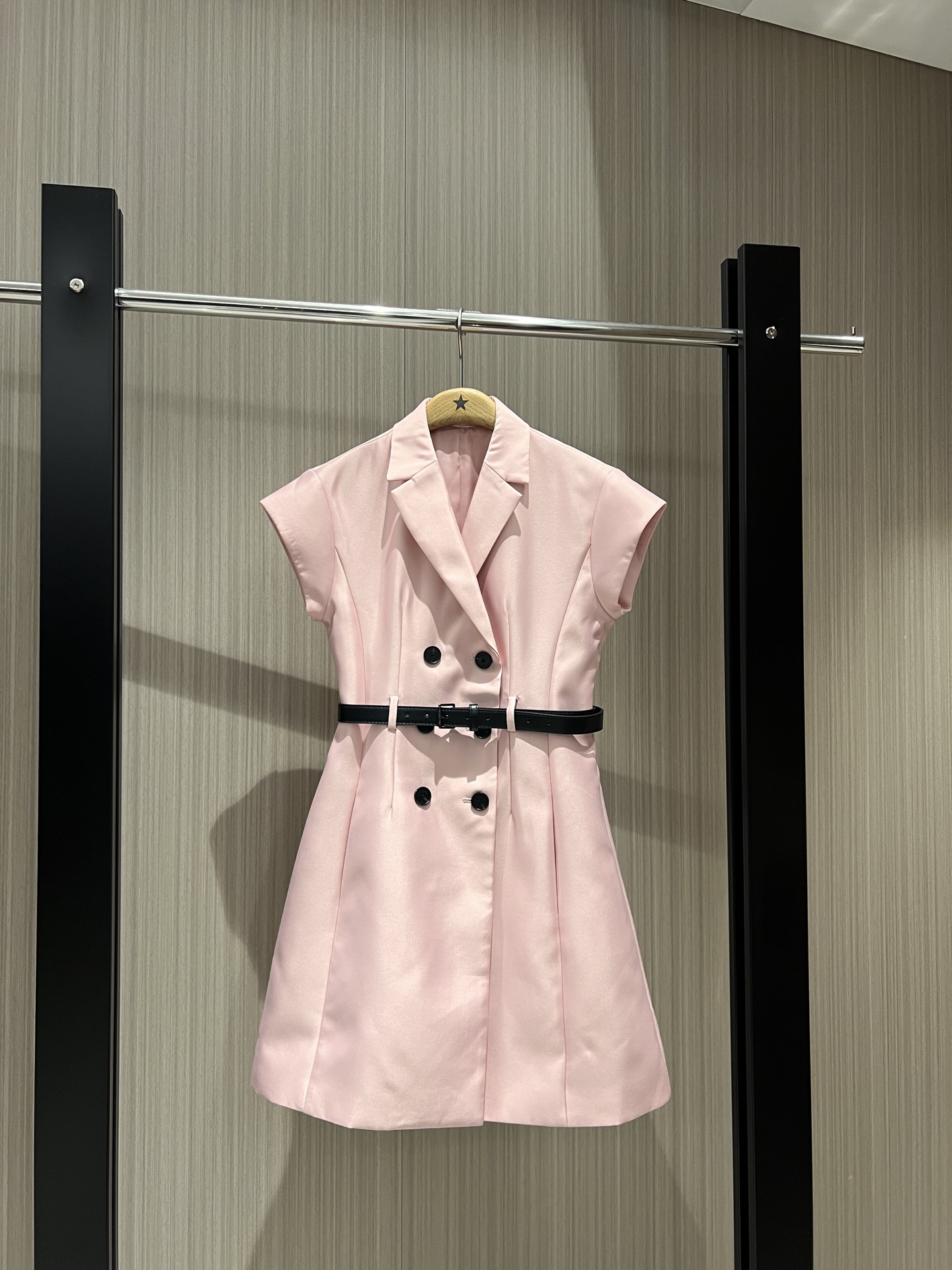 NO:326323,New recommended show synchronous Star style suit collar double-breasted shoulder-decked vest skirt Short dress delivery belt Waist decoration Slim fit and slim temperament Elegant pockets on both sides commuting neatly Black khaki pink SML, skirts, business suit, alexander wang19860909新款推荐秀款同步 明星款西装领双排扣落肩设计马甲裙 短款连衣裙配送腰带 收腰装饰 修身显瘦 气质优雅 两侧有口袋通勤利落 黑色卡其粉色 SML,,skirts,business suit,alexander wang,Women's clothing