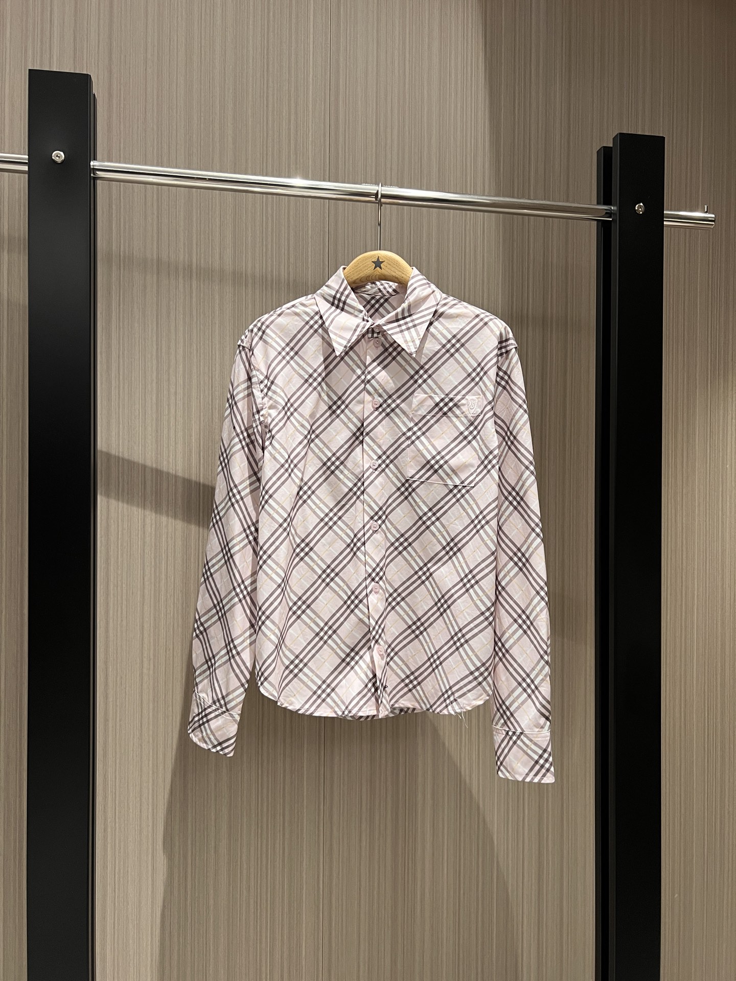 NO:317506,New cute pink checked shirt, chest pocket embroidery logo, regular style, age-reducing versatile, fashionable and casual SML,,alexander wang19860909新款可爱粉色格纹衬衣 胸前口袋刺绣logo 常规版型减龄百搭 时尚休闲SML,,alexander wang,Women's clothing