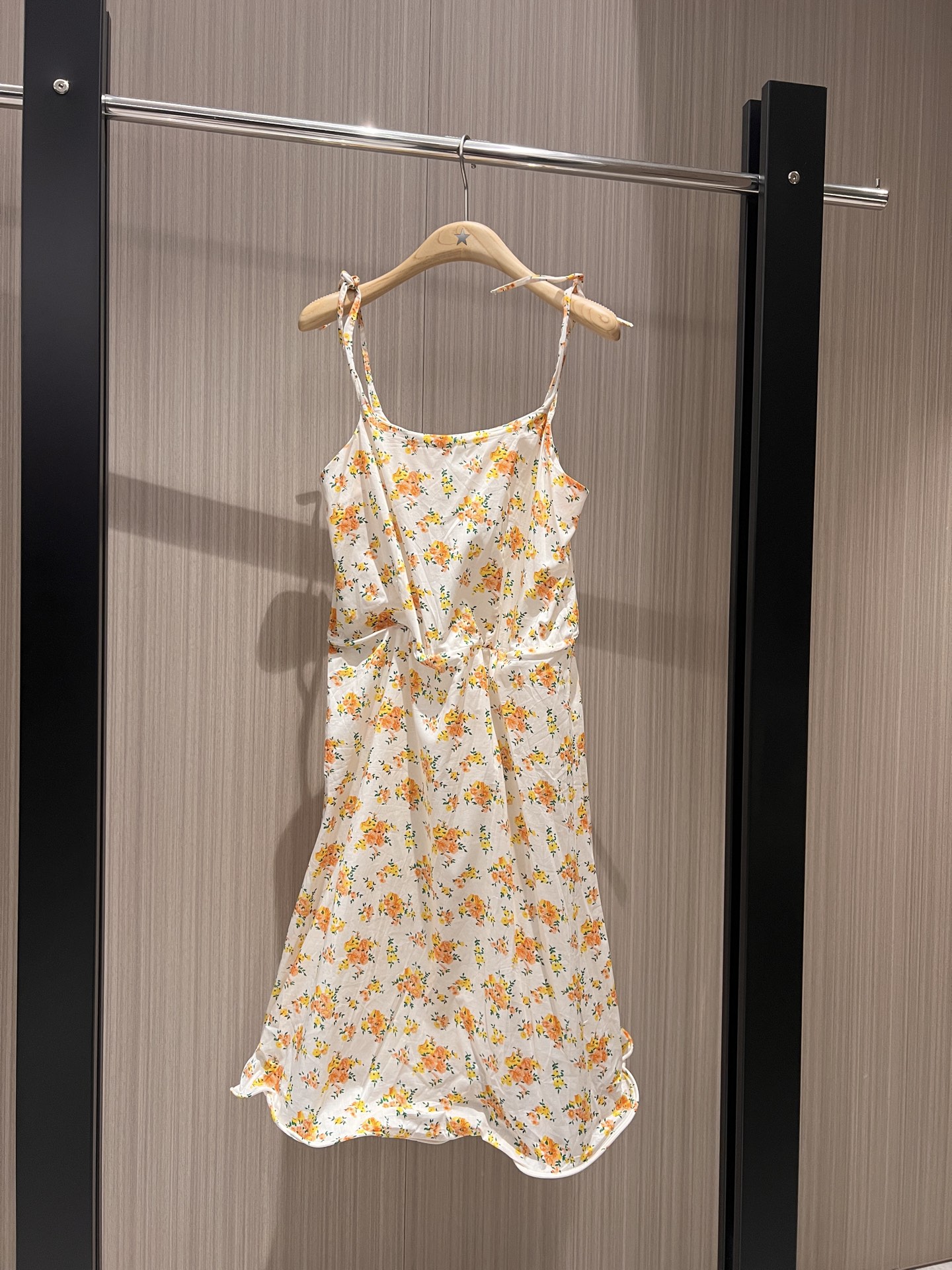 NO:317500,The new show style is the same as the stars. French small floral suspender dress. The concave shape is built-in aluminum wire design that can freely shape the effect. Fashionable single product temperament reduces age. SML, skirts, alexander wang19860909新款秀款明星同款 法式小碎花吊带连衣裙 凹造型内置铝丝设计可自由塑造效果 时髦单品气质减龄 SML,,skirts,alexander wang,Women's clothing
