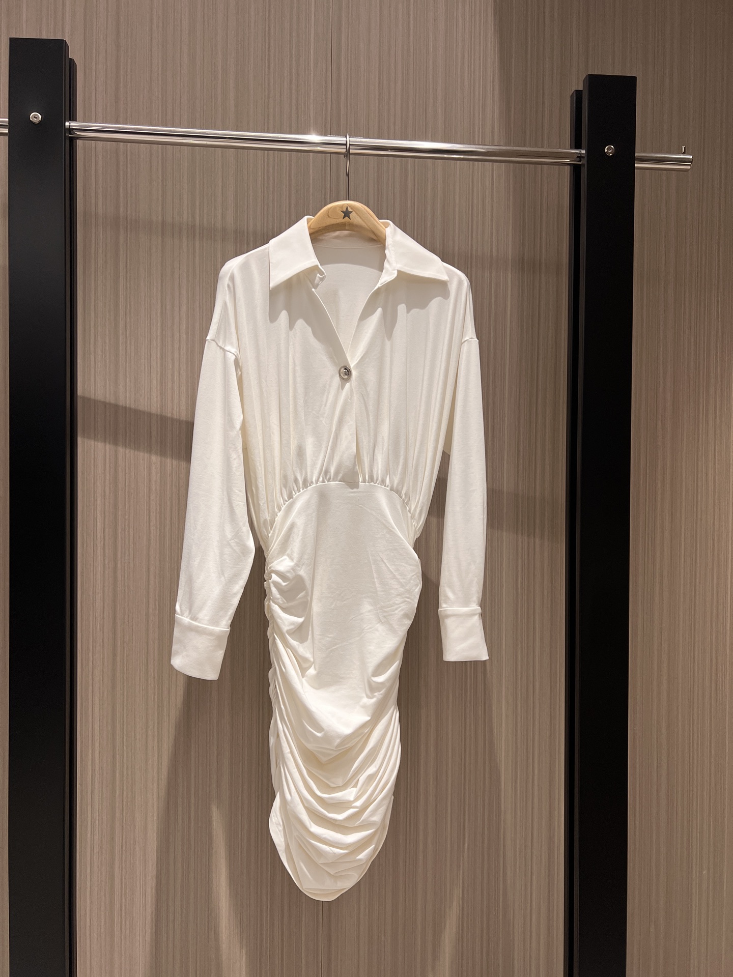 NO:317523,The new Medusa single button lapel wrinkled hip-pack dress is slim and slim, elegant and elegant commuting without picky SML, skirts, alexander wang19860909新款来袭美杜莎单扣翻领皱褶包臀连衣裙修身显瘦 优雅气质通勤不挑人 SML,,skirts,alexander wang,Women's clothing