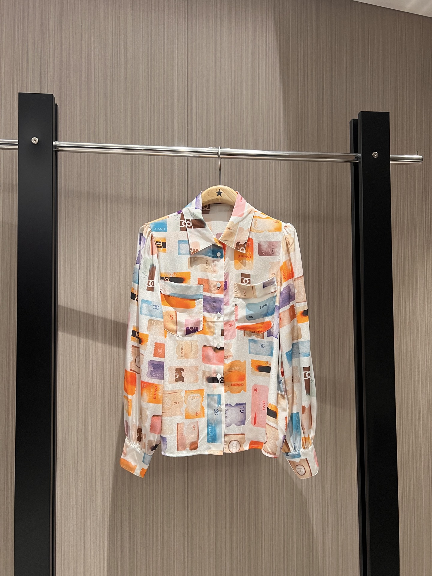 NO:317517,New double C color stamp printed silk shirt puff sleeve design chest pocket decoration casual and versatile fashion age-reducing SML, real silk, alexander wang19860909新款双C彩色邮票印花真丝衬衣 泡泡袖设计 胸前口袋装饰休闲百搭 时尚减龄 SML,,real silk,alexander wang,Women's clothing