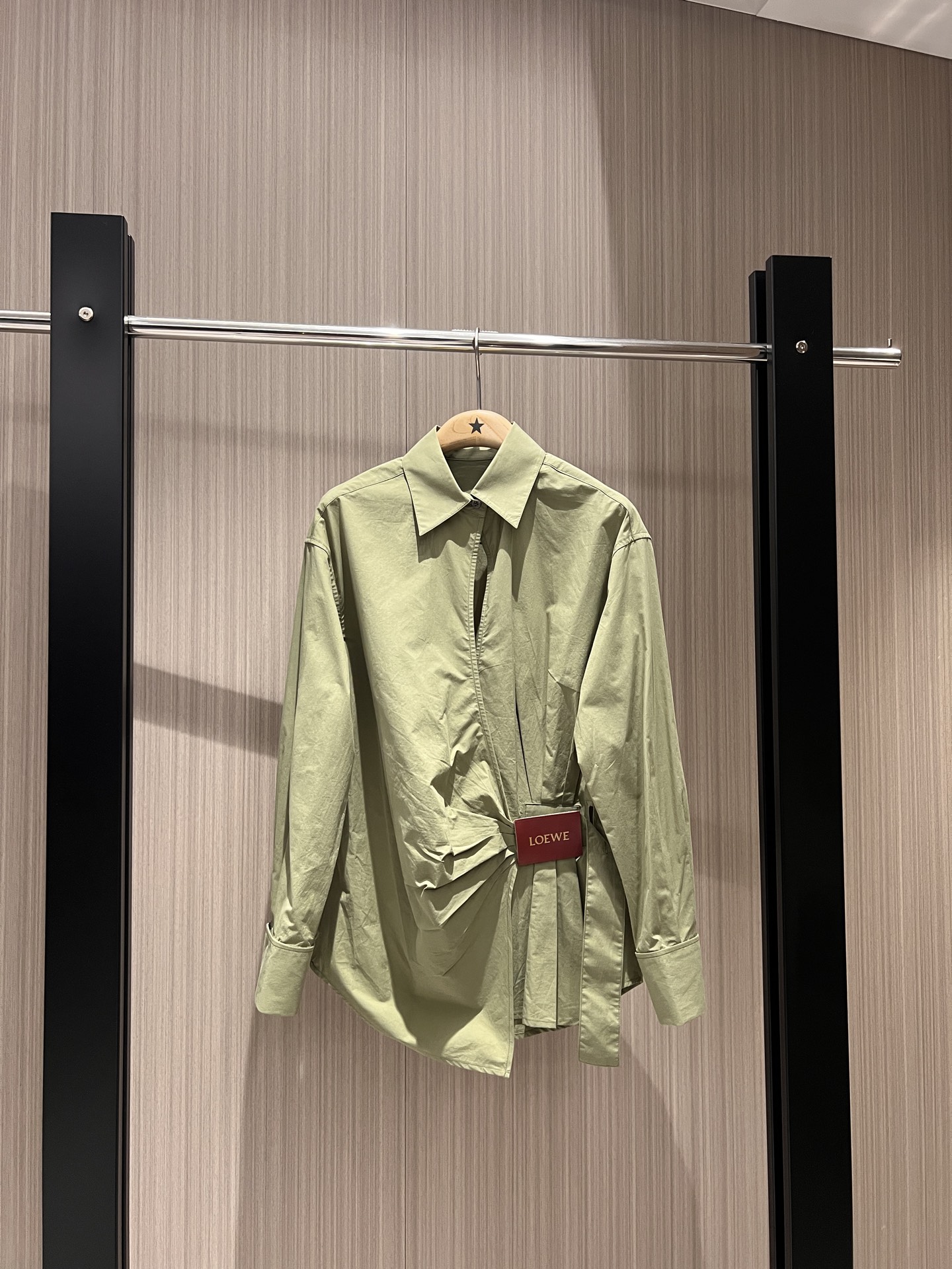 NO:317511,The same style in the new show, loewe leather strap pleated shirt loose and casual, fashionable commuting lazy and versatile, green and white SML, loewe, alexander wang19860909新款秀场同款 loewe皮标系带褶皱衬衣宽松休闲 时尚通勤慵懒百搭 绿色白色 SML,,loewe,alexander wang,Women's clothing