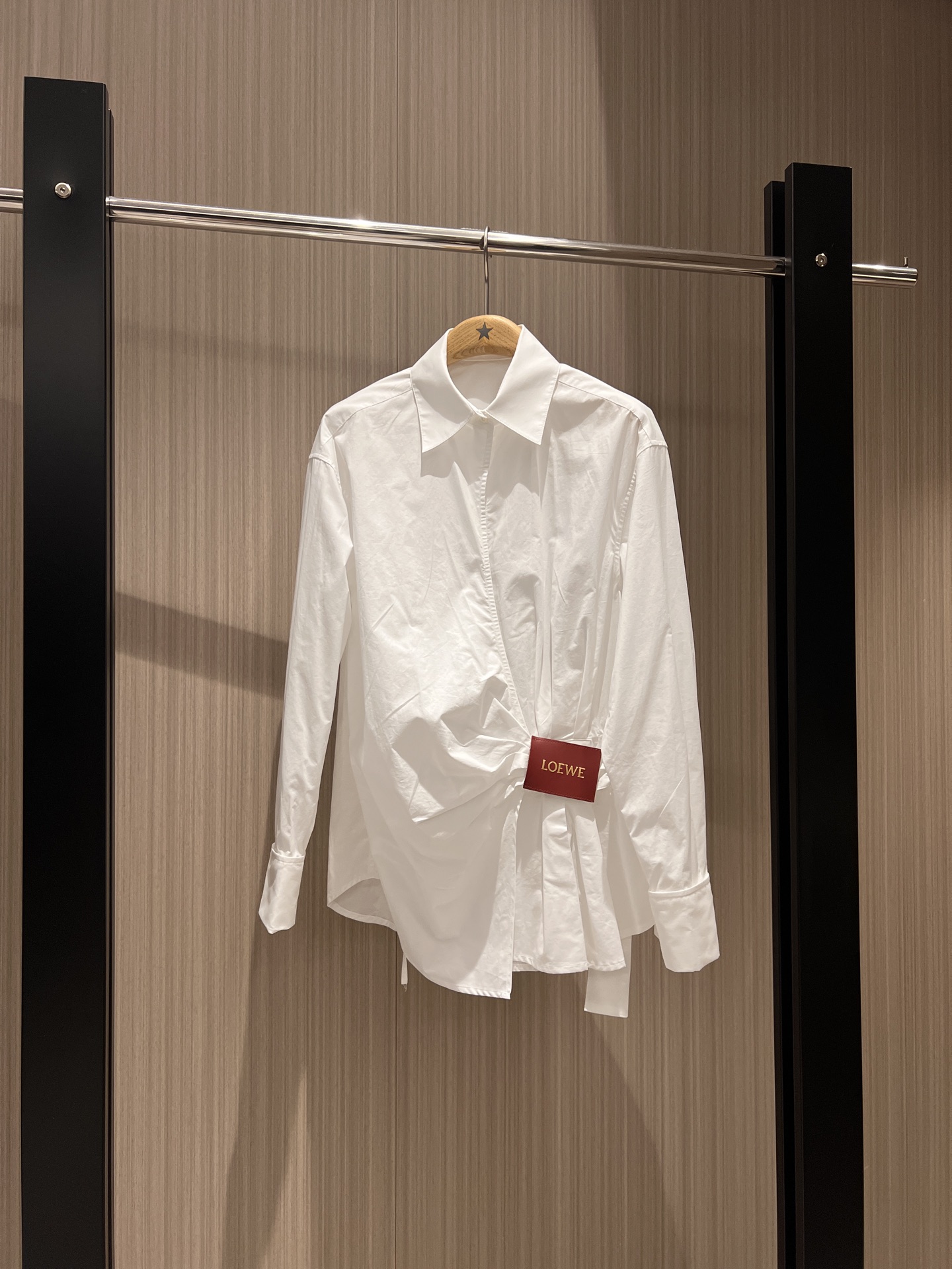 NO:317505,The same style in the new show, loewe leather strap pleated shirt loose and casual, fashionable commuting lazy and versatile, green and white SML, loewe, alexander wang19860909新款秀场同款 loewe皮标系带褶皱衬衣宽松休闲 时尚通勤慵懒百搭 绿色白色 SML,,loewe,alexander wang,Women's clothing