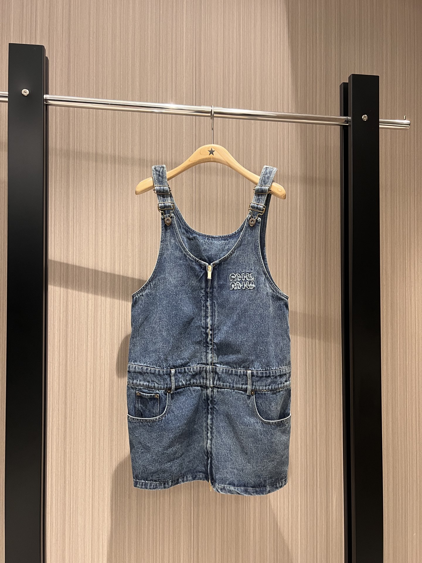 NO:317516,New wash water retro light blue zipper design Denim strap skirt dress adjustable shoulder straps, embroidered logo letter decoration on chest, cute and casual, age-reducing versatile, loose and casual SML, skirts, alexander wang19860909新款洗水复古浅蓝拉链设计 牛仔背带裙连衣裙肩带可调节 胸前贴布绣花logo字母装饰 可爱休闲 减龄百搭 宽松随意SML,,skirts,alexander wang,Women's clothing