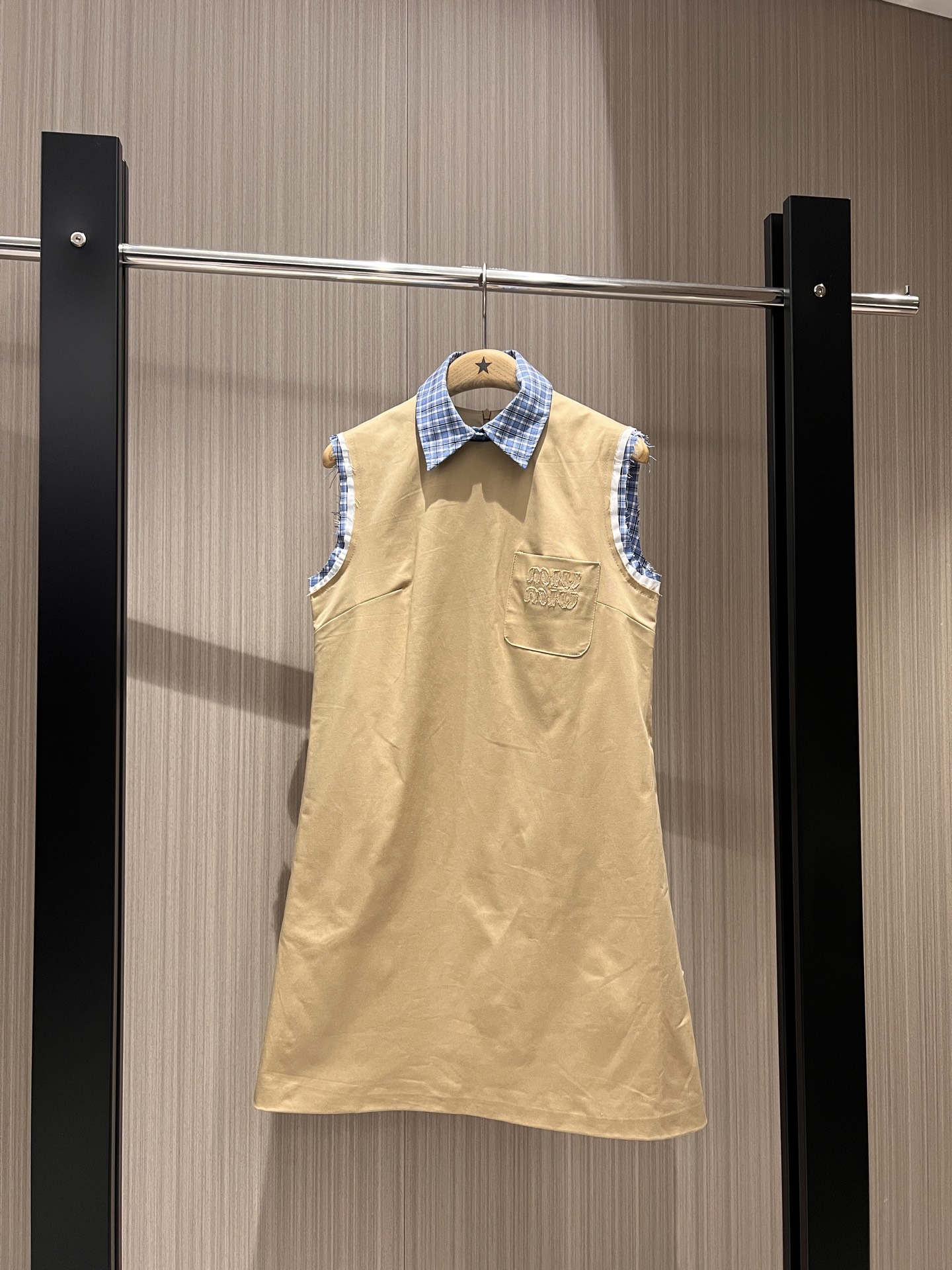 NO:317504,New Miu style outfit, fake two-piece spliced ​​plaid lapel dress, collar can be detached and fur-edged design on both cuffs, chest pocket embroidered logo letters straight style, doll age-reducing, cute and versatile SML,,miumiu, skirts,alexander wang19860909新款miu式穿搭 假两件拼接格纹翻领连衣裙 衣领可拆卸两穿袖口毛边设计 胸前口袋贴布绣logo字母直筒版型 娃娃减龄 可爱百搭SML,,miumiu,skirts,alexander wang,Women's clothing