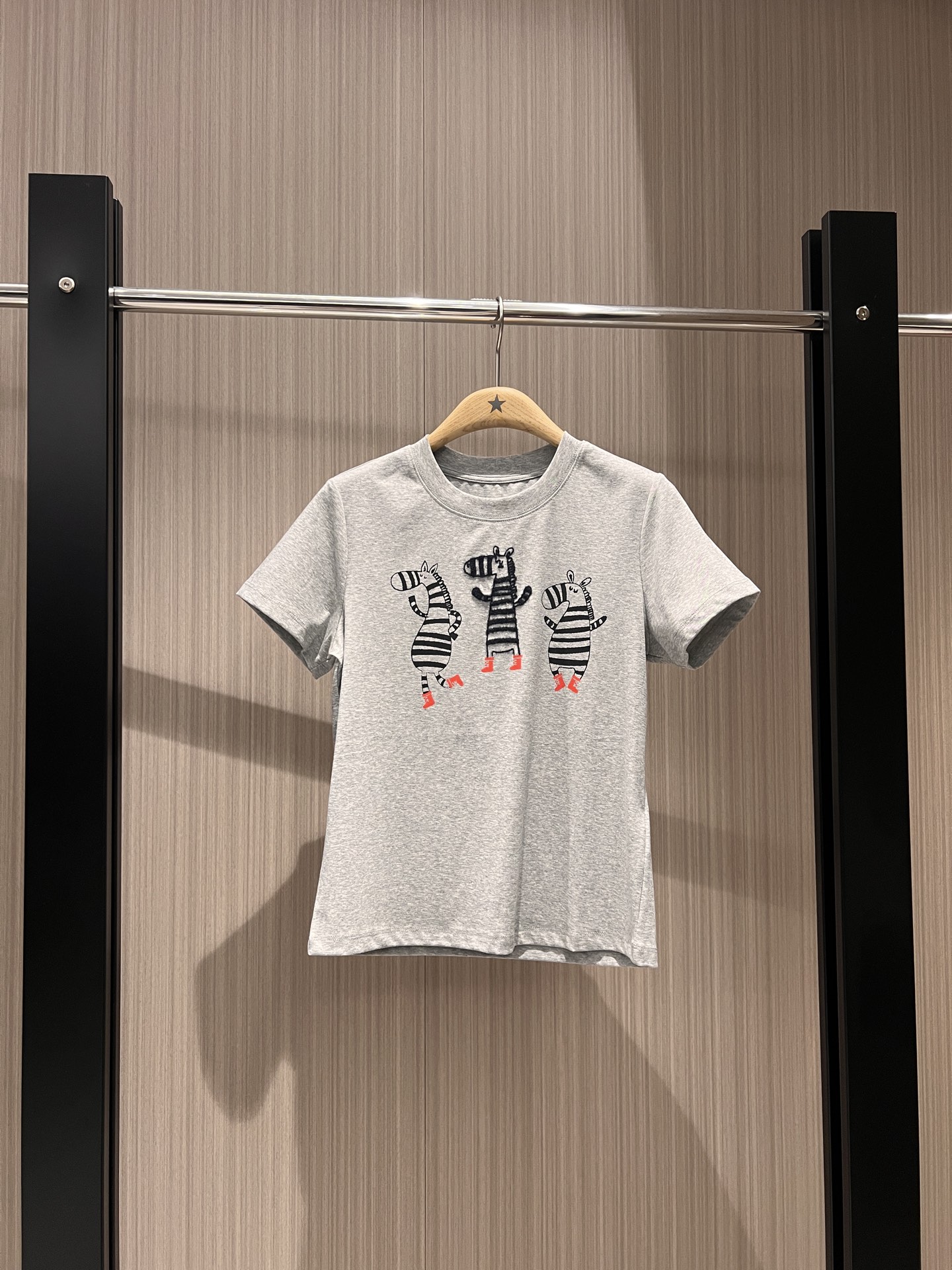NO:317497,New zebra T-shirt wearing red shoes, simple and casual embroidered wool, cute and versatile gray and white SML, tees, t-shirt, alexander wang19860909新款穿红鞋的斑马T恤 刺绣毛线简单休闲 可爱百搭灰色白色 SML,,tees，t-shirt,alexander wang,Women's clothing