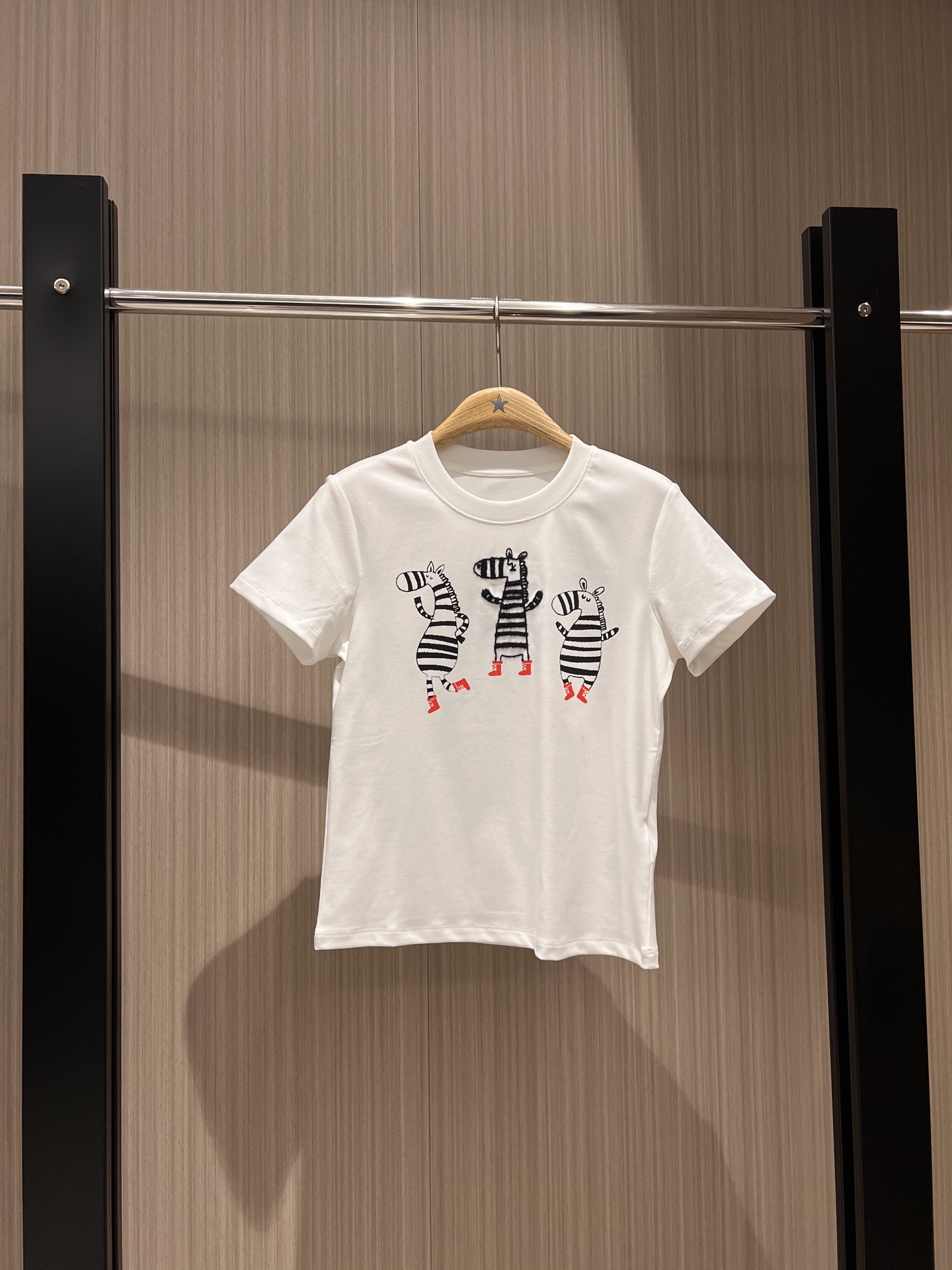 NO:317493,New zebra T-shirt wearing red shoes, simple and casual embroidered wool, cute and versatile gray and white SML, tees, t-shirt, alexander wang19860909新款穿红鞋的斑马T恤 刺绣毛线简单休闲 可爱百搭灰色白色 SML,,tees，t-shirt,alexander wang,Women's clothing