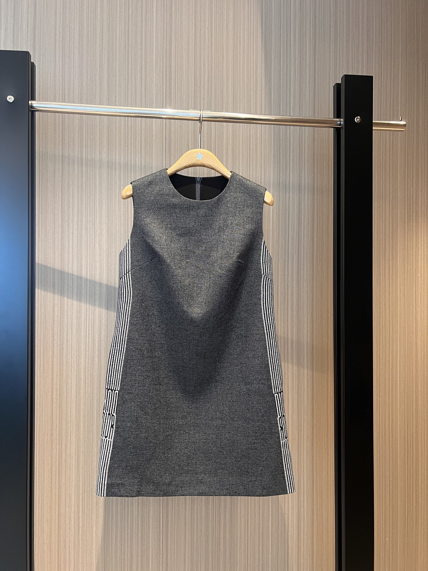 NO:317481,New side spliced ​​striped logo jacquard round neck sleeveless dress vest skirt A-line style simple and fashionable temperament and age-reducing SML, skirts, alexander wang19860909新款侧边拼接条纹logo提花圆领无袖连衣裙 背心裙A字版型 简单时尚 气质减龄 SML,,skirts,alexander wang,Women's clothing