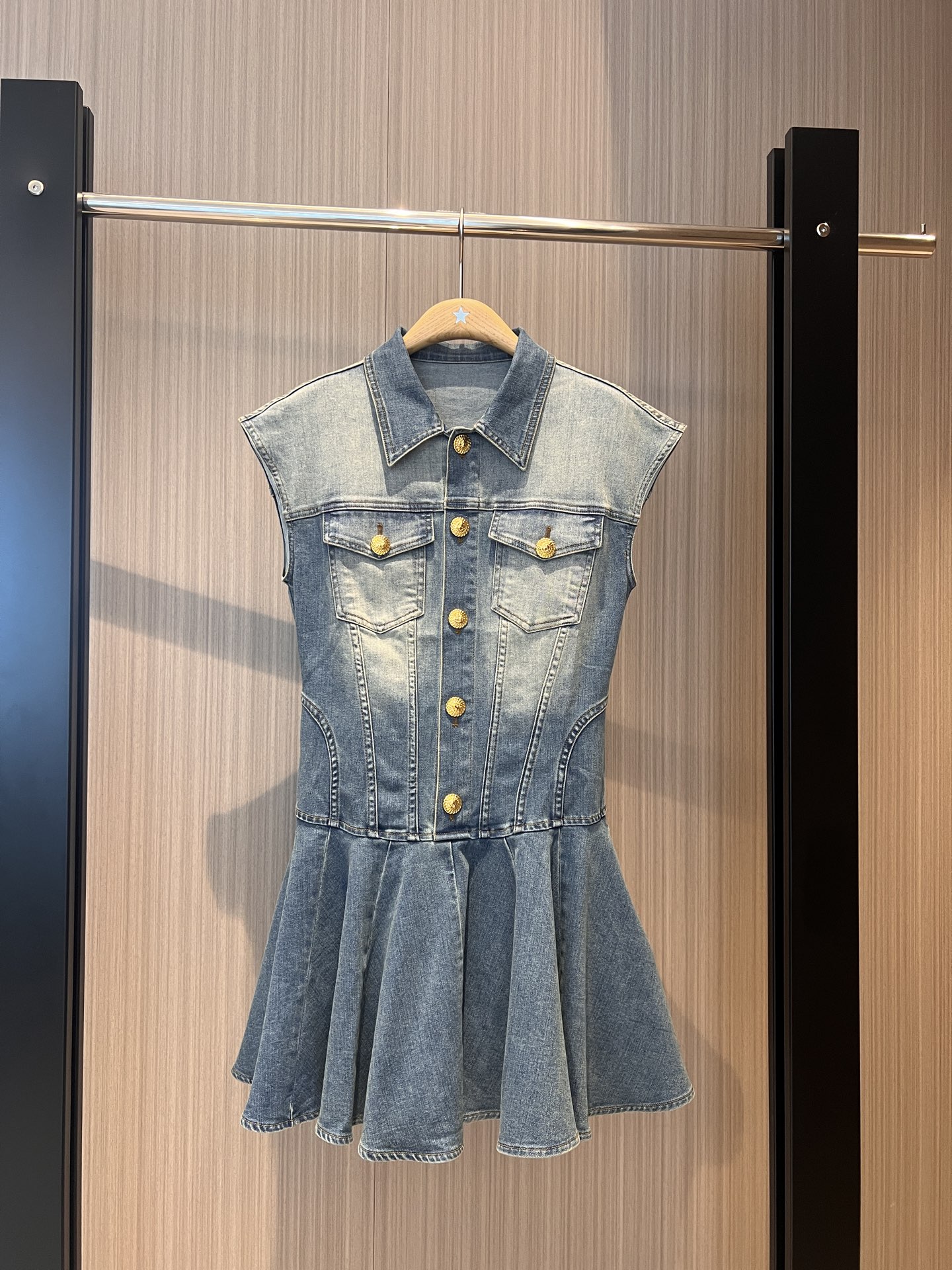 NO:317488,New classic lion gold button denim sleeveless dress positioned washing, spliced ​​lotus leaf skirt, three-dimensional tailoring, waist slimming, pockets on both sides, sweet and age-reducing SML, skirts, alexander wang19860909新款来袭经典狮子金扣牛仔无袖连衣裙 定位洗水 拼接荷叶裙摆 立体剪裁 收腰显瘦两侧有口袋 甜美减龄SML,,skirts,alexander wang,Women's clothing