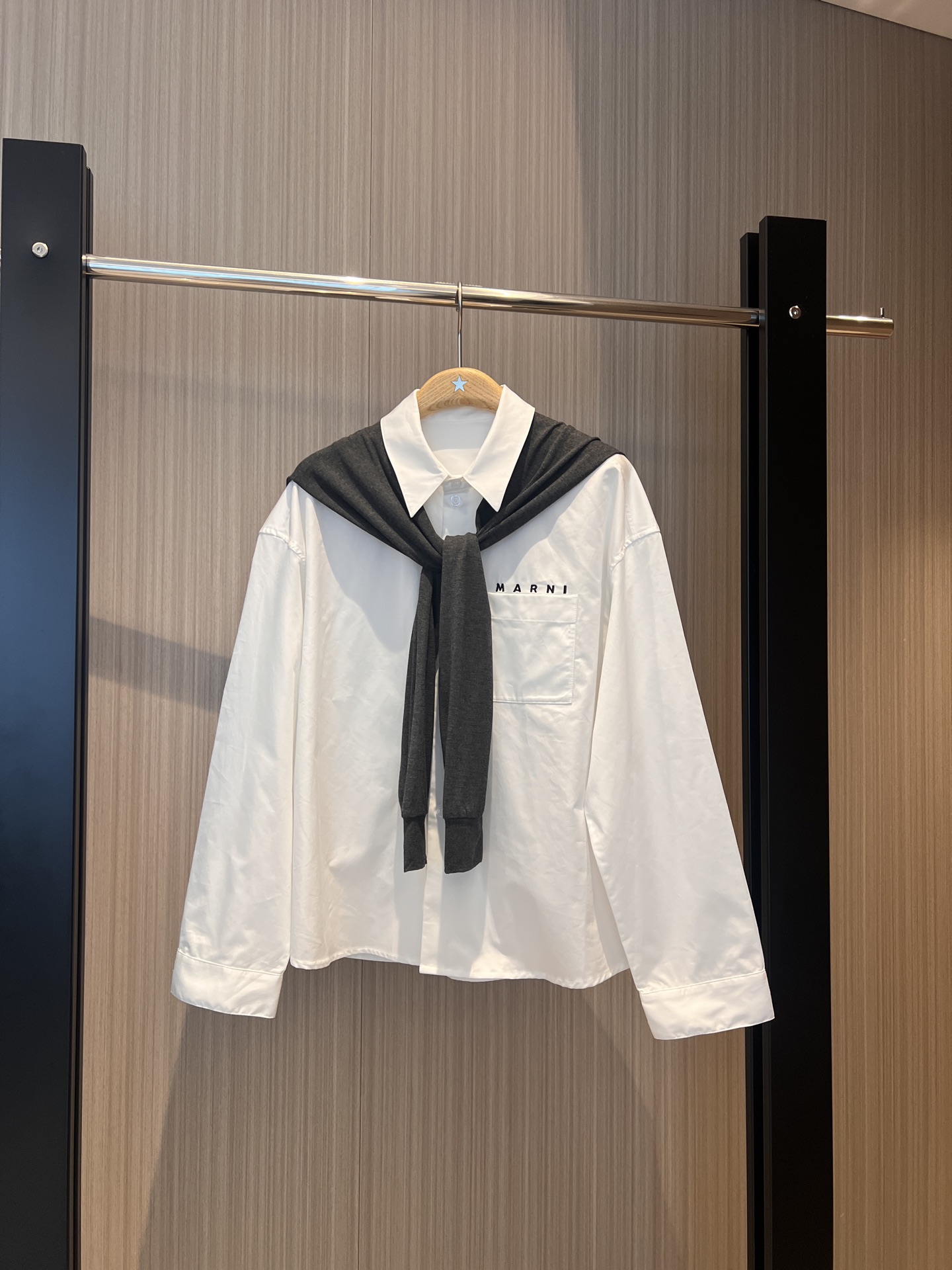 NO:317477,New shawl design, two-piece shirt, chest pocket embroidered logo decoration, simple and casual, lazy vacation, loose and versatile SML,,shawls,alexander wang19860909新款披肩设计 两件套衬衣胸前口袋刺绣小logo装饰 简单休闲 慵懒度假 宽松百搭SML,,shawls,alexander wang,Women's clothing