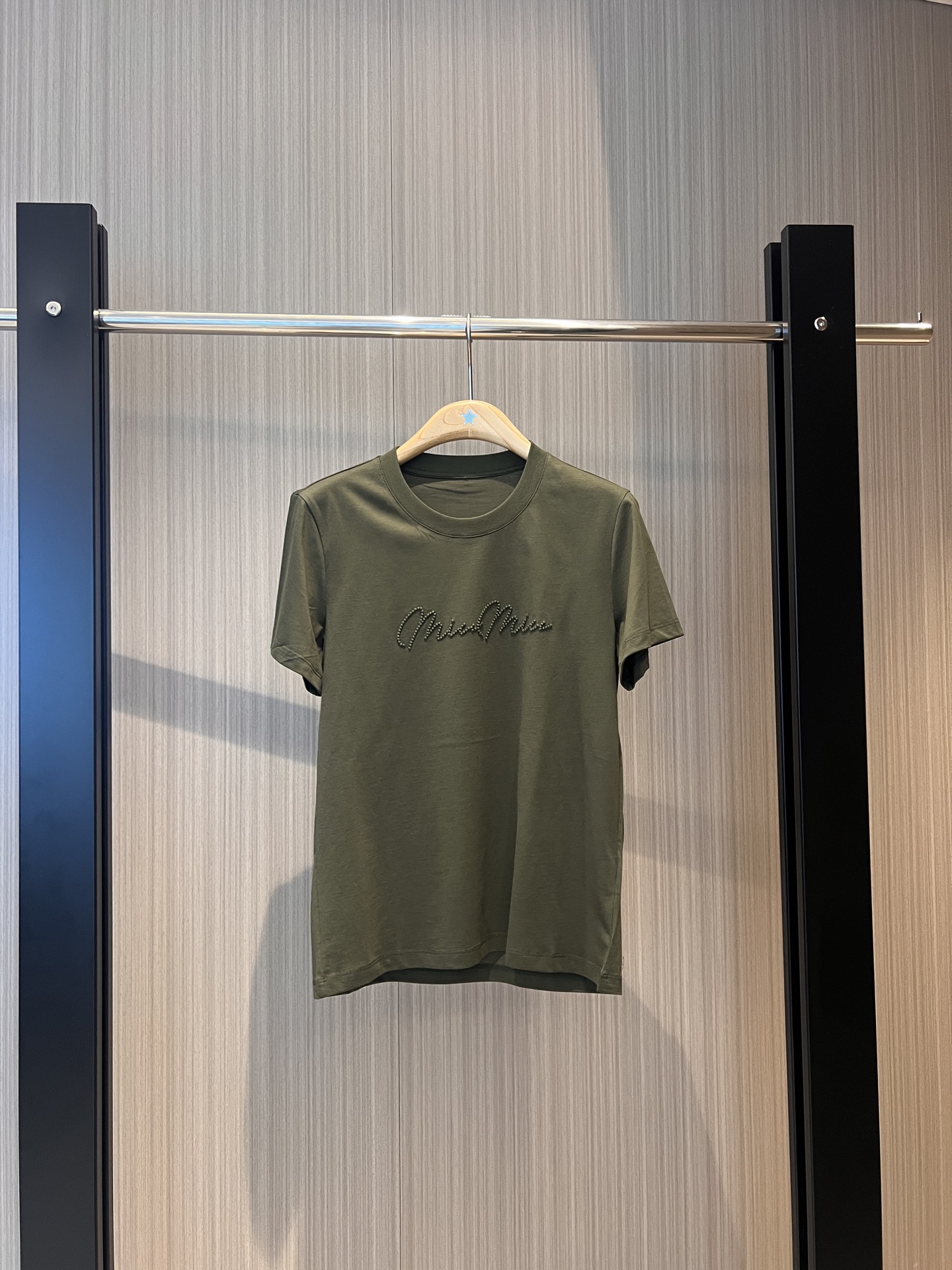 NO:317465,New straw embroidered miu letter T-shirt simple and simple age-reducing versatile military green white blue SML, miumiu,tees, t-shirt,alexander wang19860909新款草签刺绣miu字母T恤简约干脆 减龄百搭军绿白色蓝色 SML,,miumiu,tees，t-shirt,alexander wang,Women's clothing