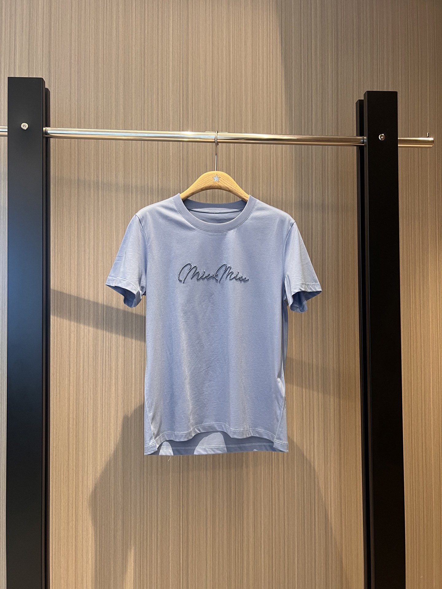 NO:317459,New straw embroidered miu letter T-shirt simple and simple age-reducing versatile military green white blue SML, miumiu,tees, t-shirt,alexander wang19860909新款草签刺绣miu字母T恤简约干脆 减龄百搭军绿白色蓝色 SML,,miumiu,tees，t-shirt,alexander wang,Women's clothing