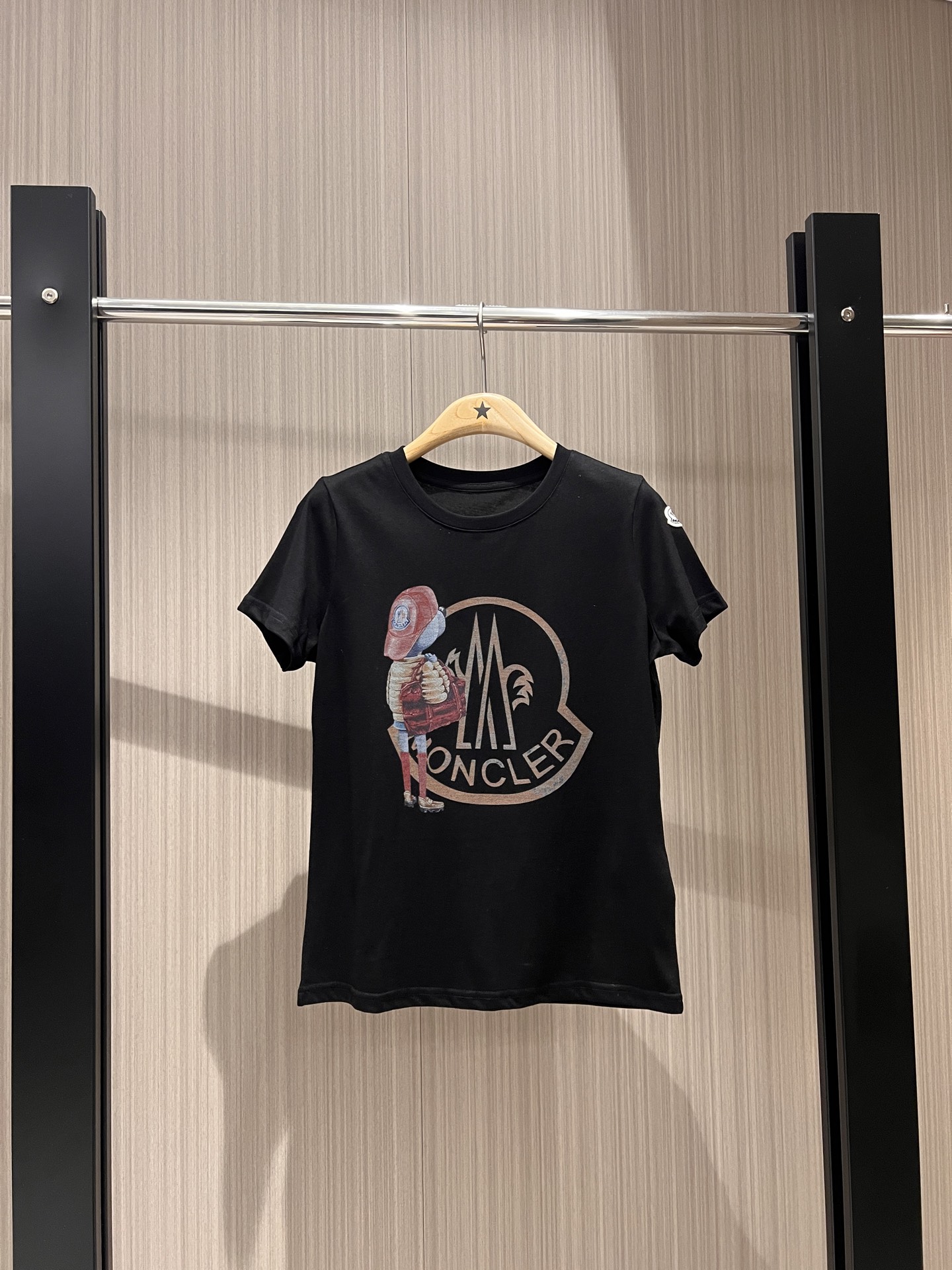 NO:317461,New classic logo down jacket teddy bear print T-shirt classic badge embroidery casual and versatile black and white S-XL, Moncler,tees, t-shirt, down jacket, alexander wang19860909新款蒙口经典logo羽绒服泰迪熊印花T恤经典徽章刺绣休闲百搭 黑白 S-XL,,Moncler,tees，t-shirt,down jacket,alexander wang,Women's clothing