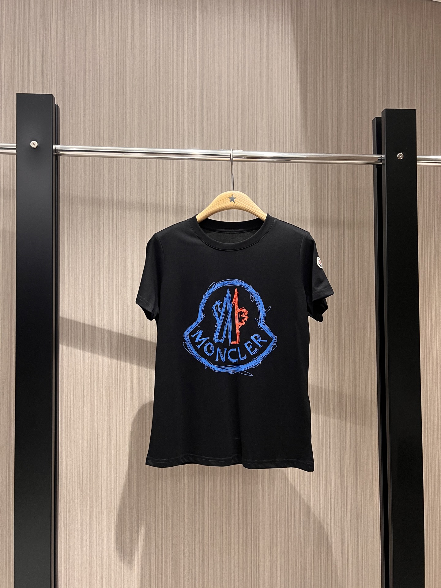 NO:317458,New masked hand-painted classic logo printed T-shirt classic badge armband casual and versatile black and white S-XL, Moncler,tees, t-shirt,alexander wang19860909新款蒙口手绘经典logo印花T恤经典徽章袖标休闲百搭 黑白 S-XL,,Moncler,tees，t-shirt,alexander wang,Women's clothing
