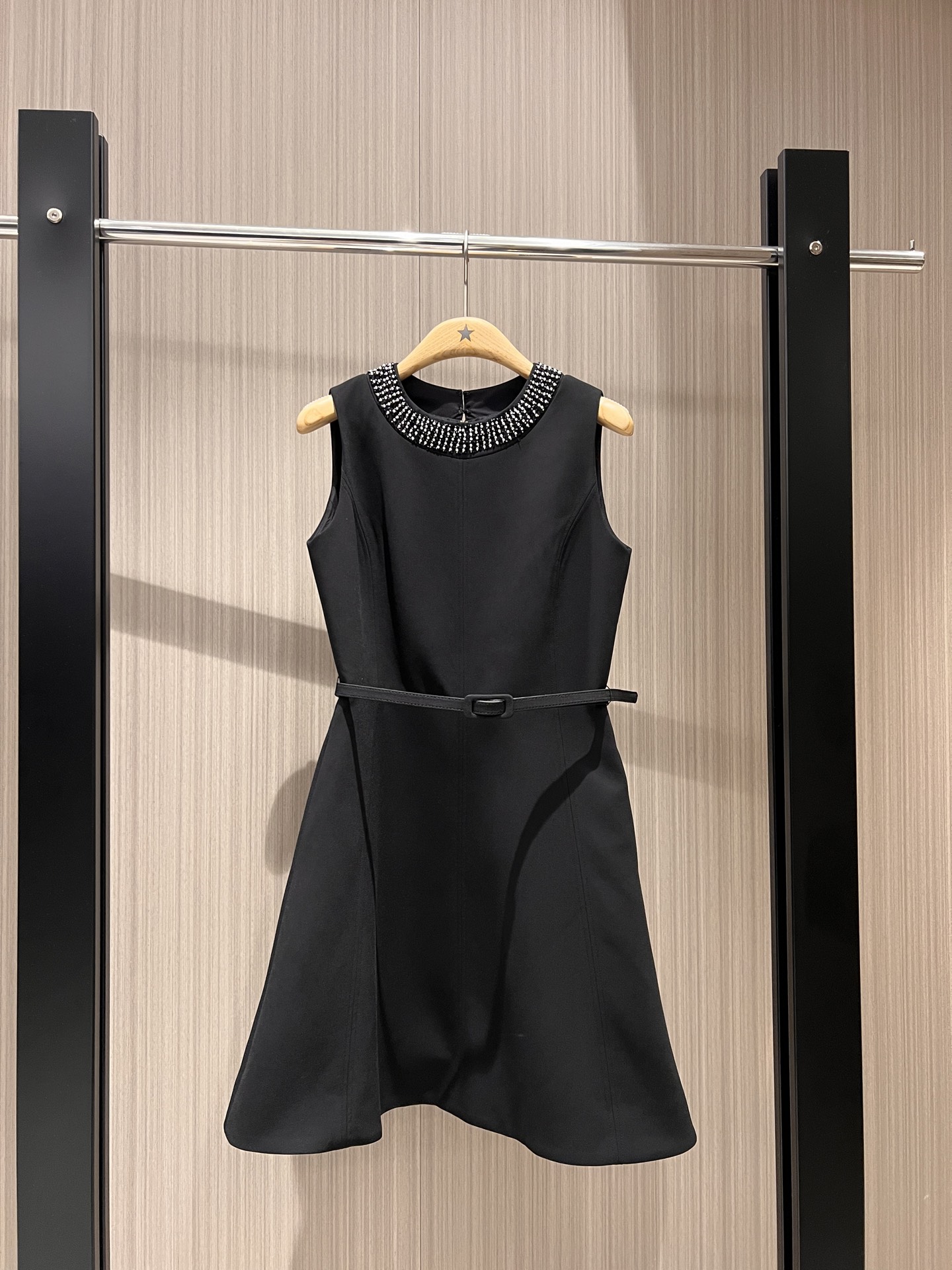 NO:317460,New heavy-duty handmade beaded round neck sleeveless dress vest skirt delivery belt decoration stylish elegant exquisite lady temperament sweet pockets on both sides black and white SML, skirts, alexander wang19860909新款重工手工钉珠圆领无袖连衣裙 背心裙 配送腰带装饰 时尚优雅 精致淑女 气质甜美 两侧有口袋黑色白色 SML,,skirts,alexander wang,Women's clothing