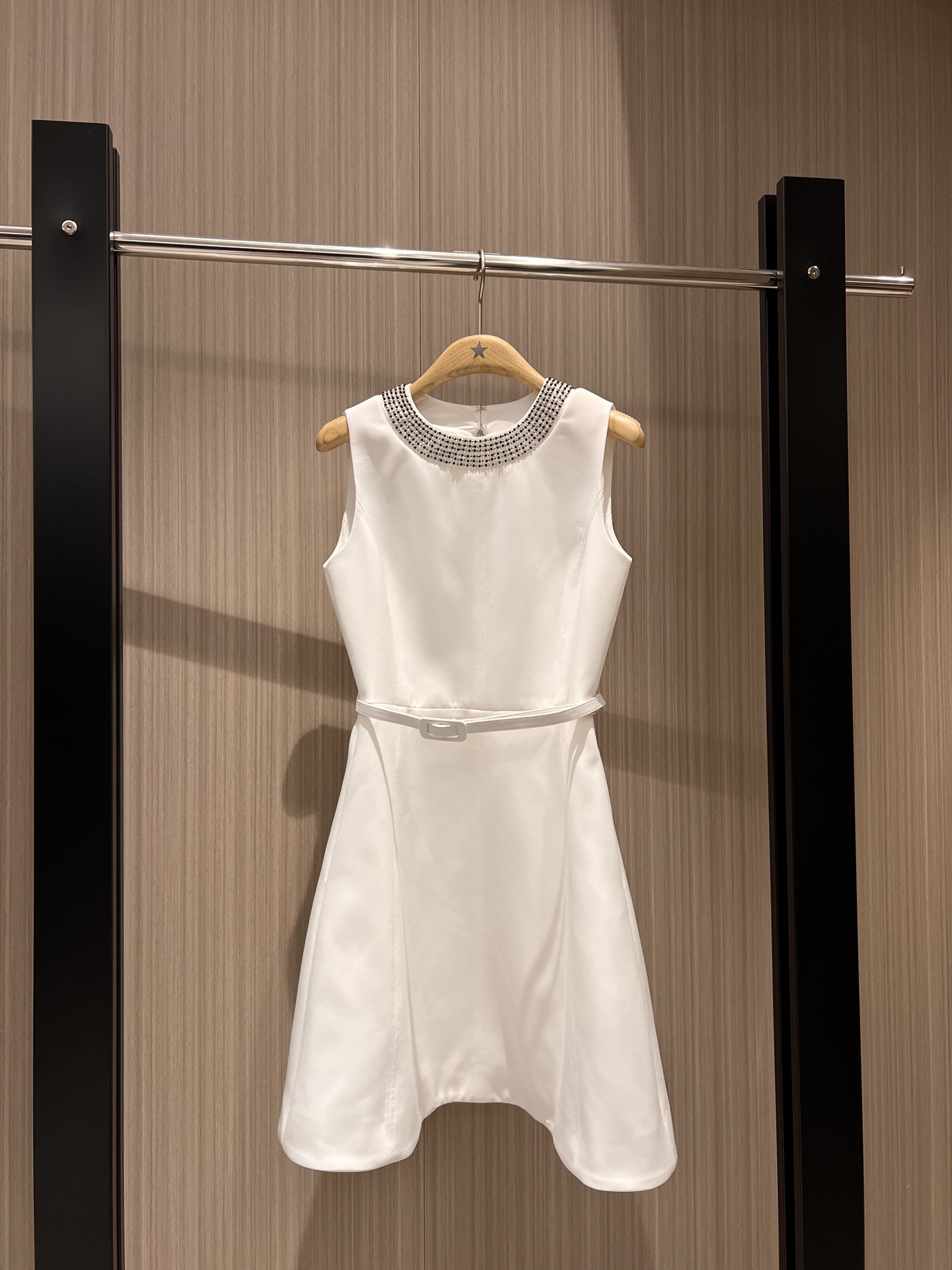 NO:317454,New heavy-duty handmade beaded round neck sleeveless dress vest skirt delivery belt decoration stylish elegant exquisite lady temperament sweet pockets on both sides black and white SML, skirts, alexander wang19860909新款重工手工钉珠圆领无袖连衣裙 背心裙 配送腰带装饰 时尚优雅 精致淑女 气质甜美 两侧有口袋黑色白色 SML,,skirts,alexander wang,Women's clothing