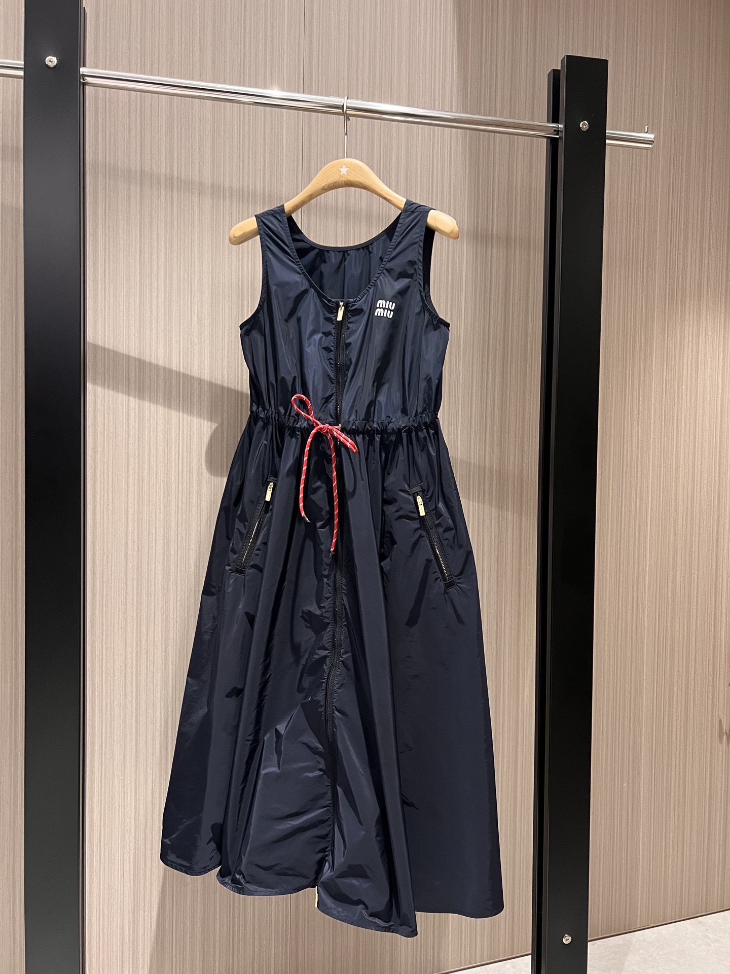 NO:317433,New style recommended miu style outfit, red rope decoration, drawstring waist design sleeveless dress, vest skirt, zippered overskirt hem, khaki dark blue pockets on both sides SML, miumiu, skirts, alexander wang19860909新款推荐miu式穿搭 红绳装饰 抽绳收腰设计无袖连衣裙 背心裙拉链超大裙摆 两侧口袋卡其深蓝 SML,,miumiu,skirts,alexander wang,Women's clothing