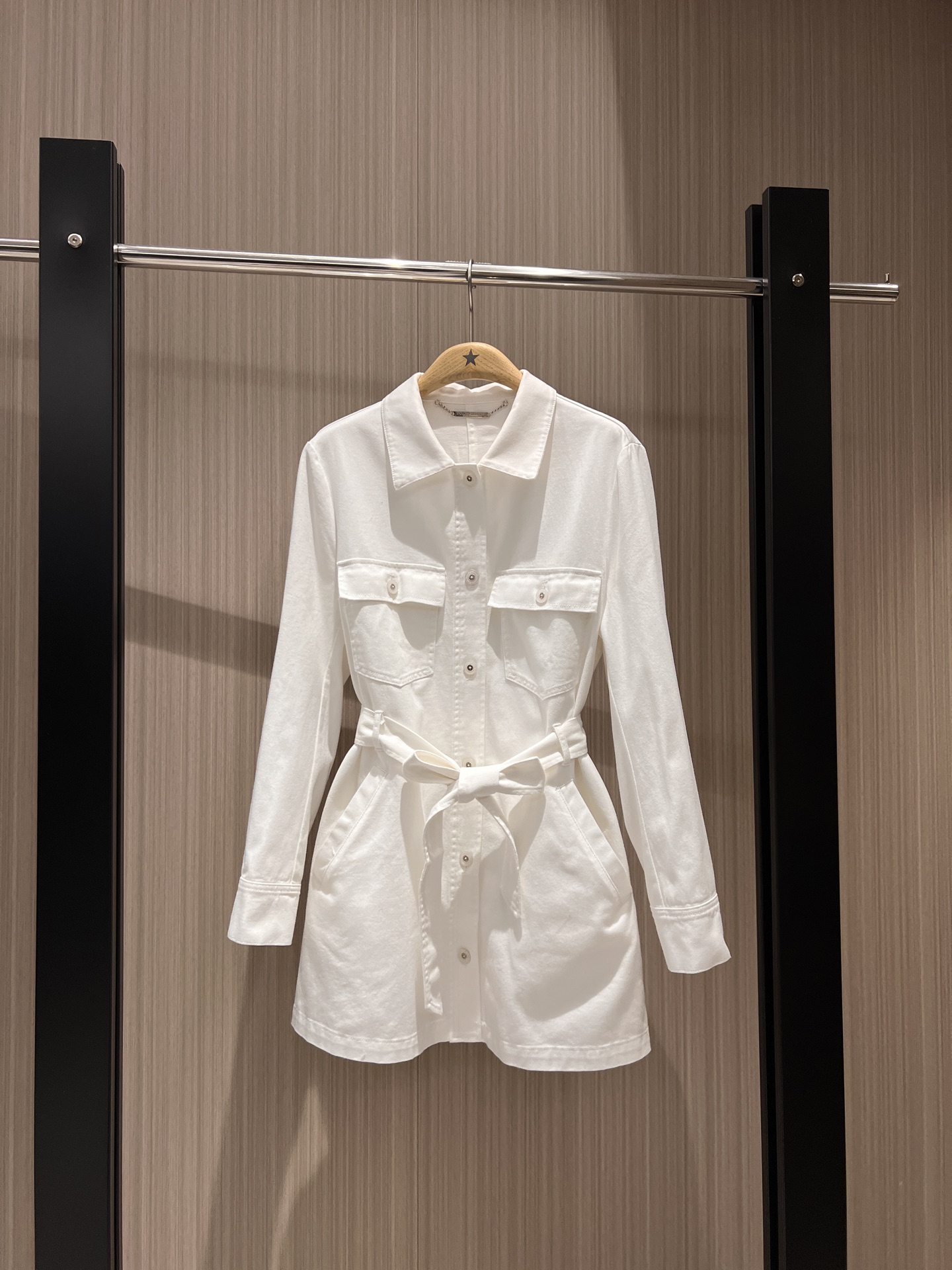 NO:317429,New lapel long-sleeved white denim work dress with belt waist design loose and casual pockets on both sides Metal logo logo on the back stylish age-reducing SML, skirts, alexander wang19860909新款来袭翻领长袖白色牛仔工装连衣裙系腰带收腰设计 宽松休闲 两侧有口袋 背后金属牌logo徽标时尚减龄 SML,,skirts,alexander wang,Women's clothing