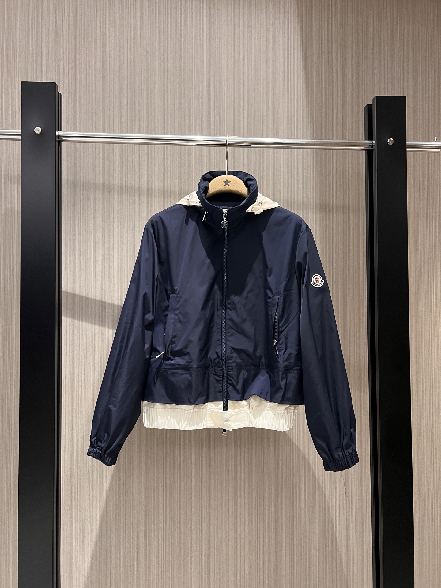 NO:317441,New style of the new stand-up collar hooded splicing design jacket, sunscreen windbreaker hat can be stored, hem splicing elastic waist-retracting, pockets on both sides, hardware accessories mold opening, casual and versatile, white dark blue SML,, jackets & coats, jackets & coats,hats,alexander wang19860909新款来袭立领连帽拼接设计外套夹克 防晒风衣帽子可收纳 下摆拼接弹力收腰 两侧口袋经典袖标 五金配件开模 休闲百搭 白色深蓝 SML,,jackets & coats,jackets & coats,hats,alexander wang,Women's clothing