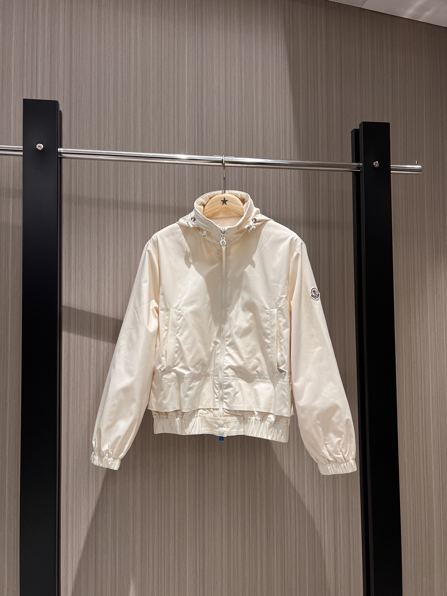 NO:317437,New style of the new stand-up collar hooded splicing design jacket, sunscreen windbreaker hat can be stored, hem splicing elastic waist-retracting, pockets on both sides, hardware accessories mold opening, casual and versatile, white dark blue SML,, jackets & coats, jackets & coats,hats,alexander wang19860909新款来袭立领连帽拼接设计外套夹克 防晒风衣帽子可收纳 下摆拼接弹力收腰 两侧口袋经典袖标 五金配件开模 休闲百搭 白色深蓝 SML,,jackets & coats,jackets & coats,hats,alexander wang,Women's clothing