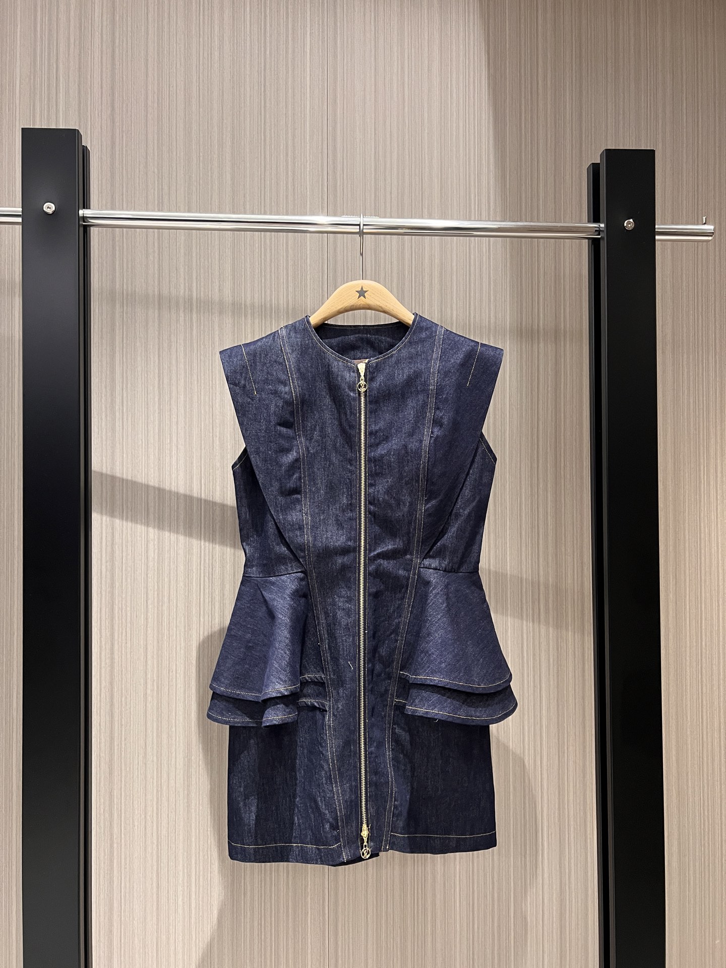 NO:317436,New spliced ​​double-layer lotus leaf waist-hugging sleeveless denim dress with ruffle decoration zipper design sweet and cool, fashionable items with slim temperament and elegant and intellectual SML, skirts, alexander wang19860909新款拼接双层荷叶收腰无袖牛仔连衣裙 荷叶边装饰 拉链设计甜酷飒爽 时髦单品气质显瘦 优雅知性 SML,,skirts,alexander wang,Women's clothing