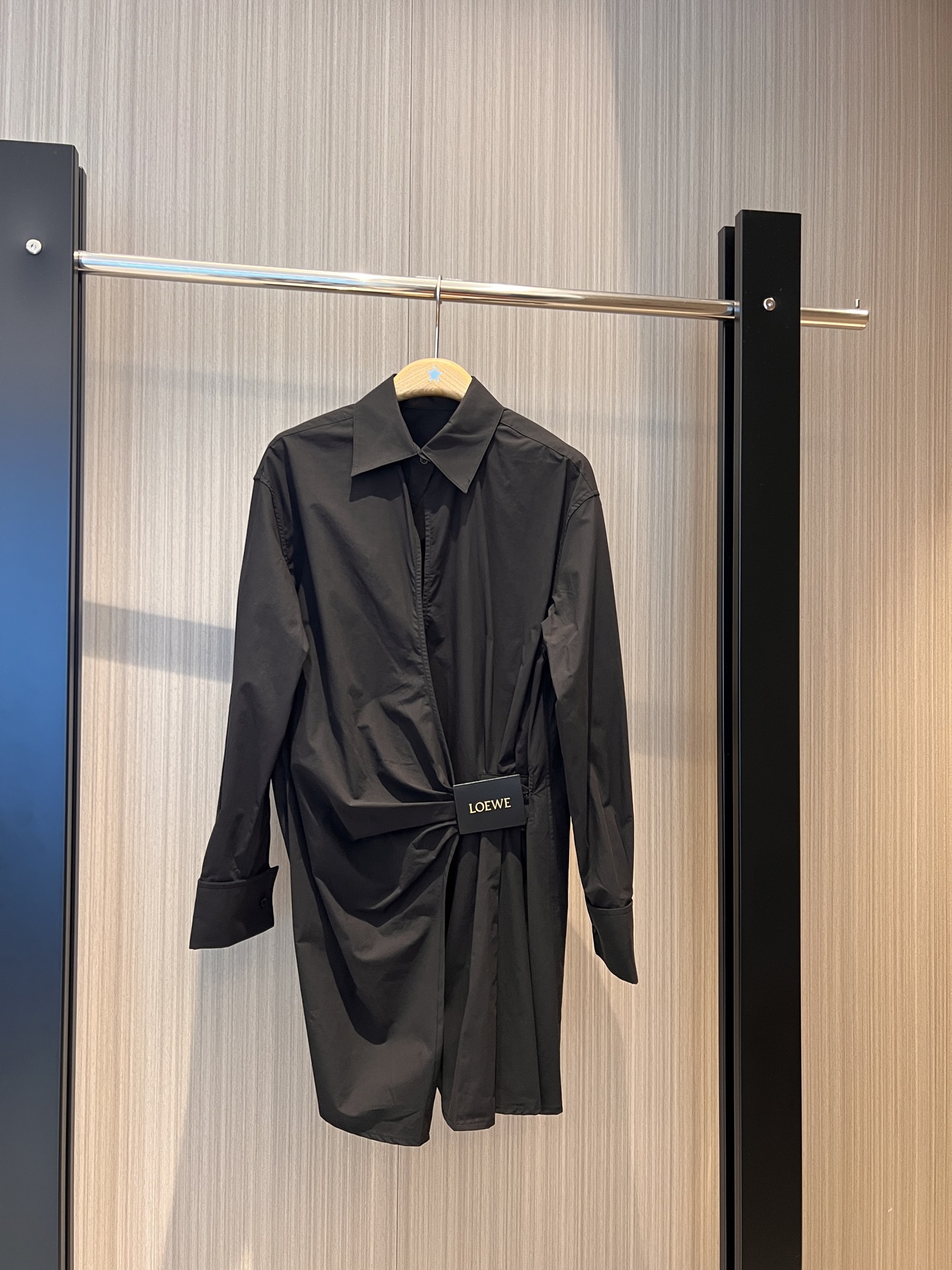 NO:317432,New Chen Duling, same style for show, loewe leather label tied pleated shirt dress, loose and casual, fashionable commuting lazy and versatile SML,,loewe, skirts,alexander wang19860909新款陈都灵 秀场同款 loewe皮标系带褶皱衬衣裙 连衣裙宽松休闲 时尚通勤慵懒百搭 SML,,loewe,skirts,alexander wang,Women's clothing