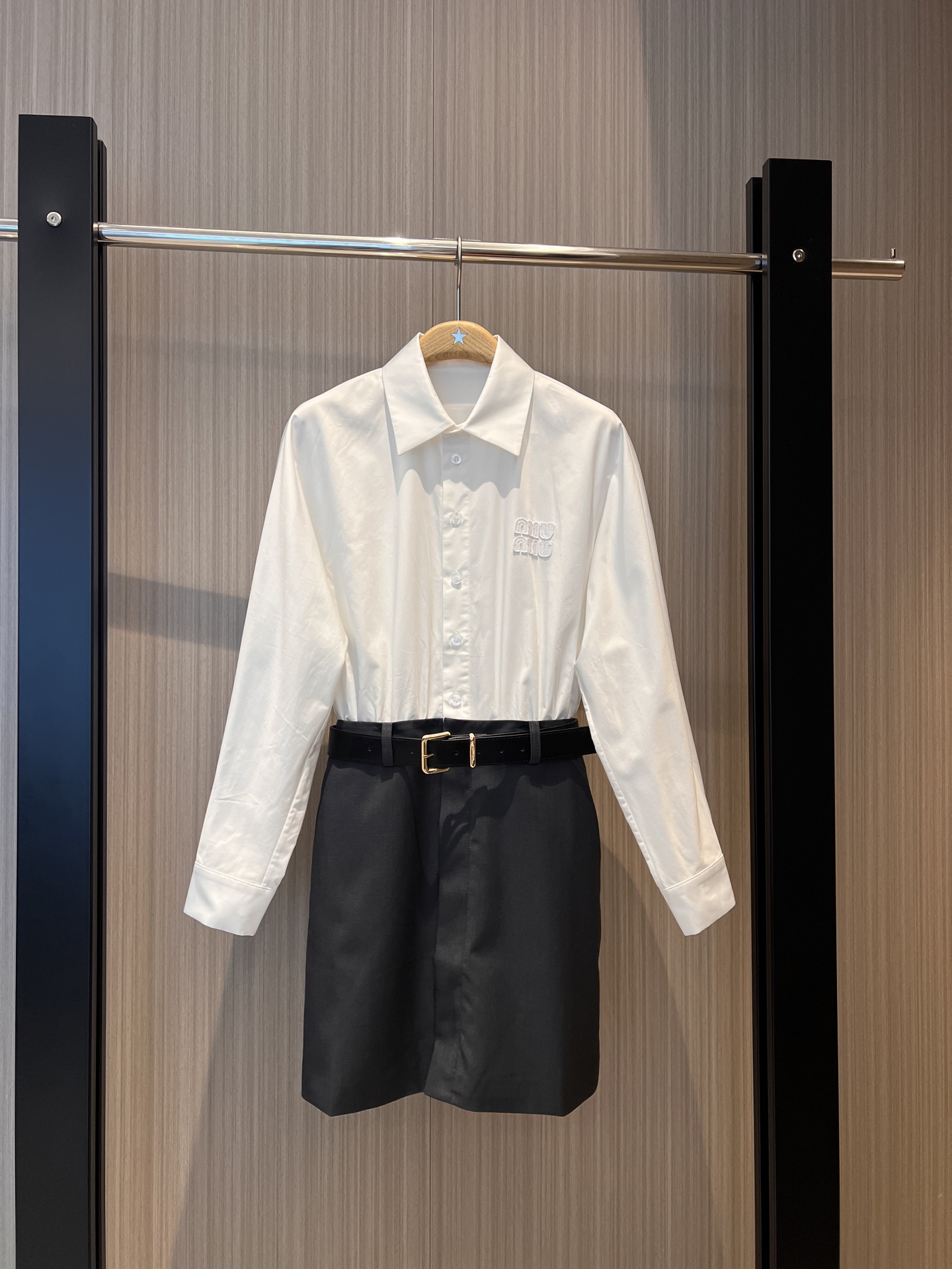 NO:317428,New style is coming to fake two-piece shirt dress dress contrast color splicing delivery belt decorative breast patch embroidered logo letters with pockets on both sides Fashion commuting casual and fashionable age-reducing temperament SML, skirts, alexander wang19860909新款来袭假两件设计衬衣裙连衣裙 撞色拼接 配送腰带装饰胸前贴布刺绣logo字母 两侧有口袋 时尚通勤 休闲时尚 减龄气质SML,,skirts,alexander wang,Women's clothing