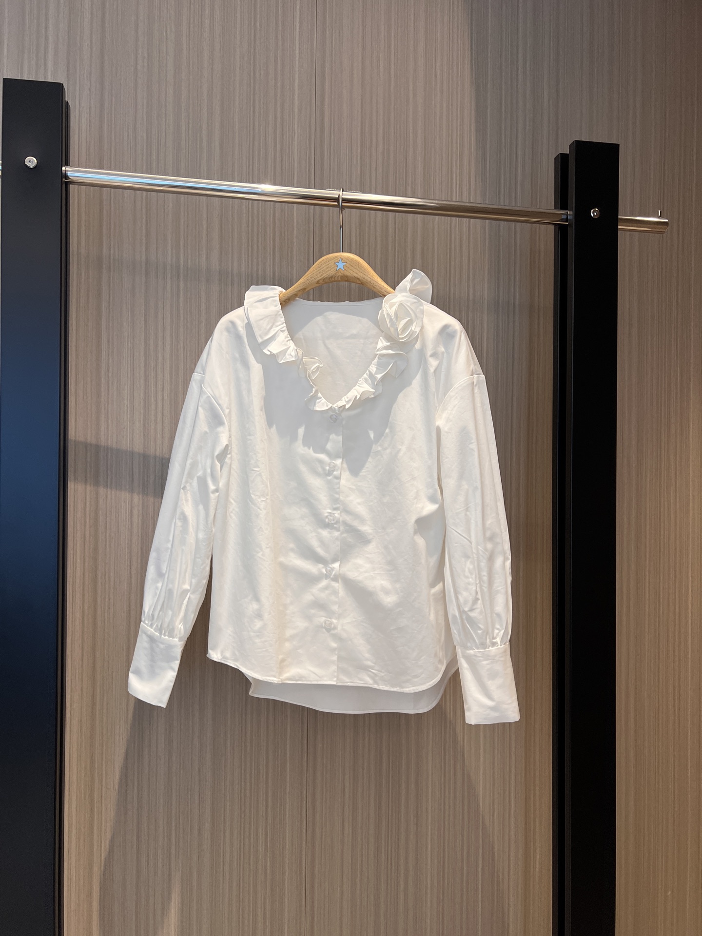 NO:317424,The new model is coming to Guan Xiaotong's same style. Three-dimensional rose decorative ruffled V-neck shirt is simple and elegant. Sweet and age-reducing SML, alexander wang19860909新款来袭关晓彤同款 立体玫瑰花装饰荷叶边V领衬衣简约气质 甜美减龄SML,,alexander wang,Women's clothing