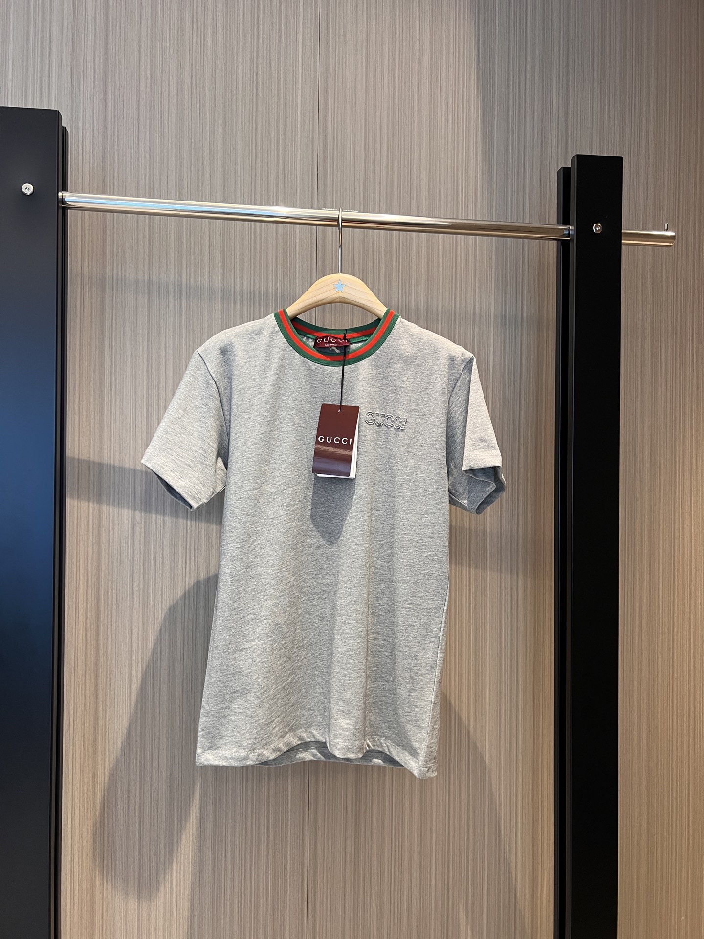 NO:317412,New spliced ​​classic red and green striped rib collar T-shirt, breast patch embroidered logo letter decoration simple and casual, age-reducing essential gray and white SML, tees, t-shirt, alexander wang19860909新款拼接经典红绿条纹罗纹领T恤 胸前贴布刺绣logo字母装饰简单休闲 减龄必备灰色白色 SML,,tees，t-shirt,alexander wang,Women's clothing