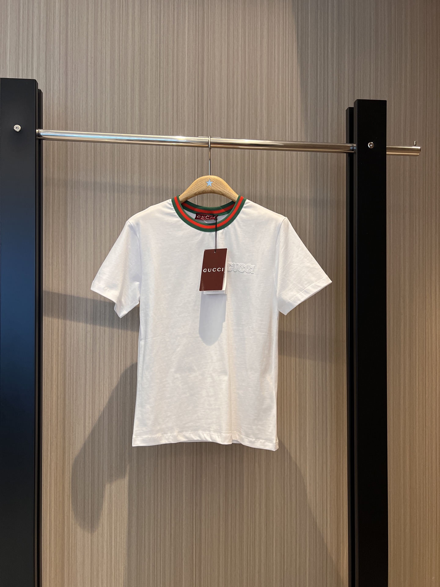 NO:317406,New spliced ​​classic red and green striped rib collar T-shirt, breast patch embroidered logo letter decoration simple and casual, age-reducing essential gray and white SML, tees, t-shirt, alexander wang19860909新款拼接经典红绿条纹罗纹领T恤 胸前贴布刺绣logo字母装饰简单休闲 减龄必备灰色白色 SML,,tees，t-shirt,alexander wang,Women's clothing