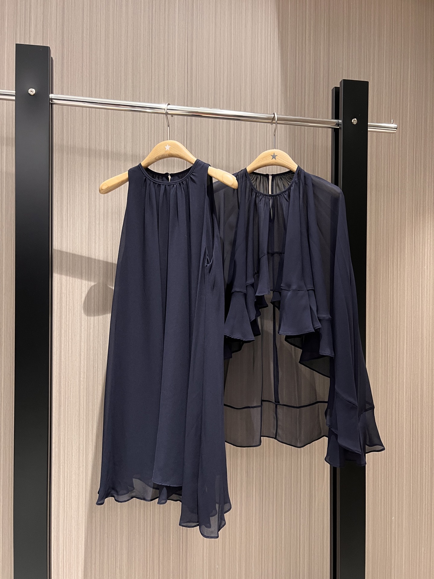 NO:317414,New style of the new cloak shawl design two-piece set Georgette dress Round neck vest skirt Floating blouse doll A-line style celebrity temperament Elegant and fashionable Multi-style matching SML, skirts,shawls,alexander wang19860909新款来袭斗篷披肩设计两件套 乔其纱连衣裙 圆领背心裙飘逸罩衫娃娃A字版型 名媛气质 优雅时尚 多风格搭配 SML,,skirts,shawls,alexander wang,Women's clothing