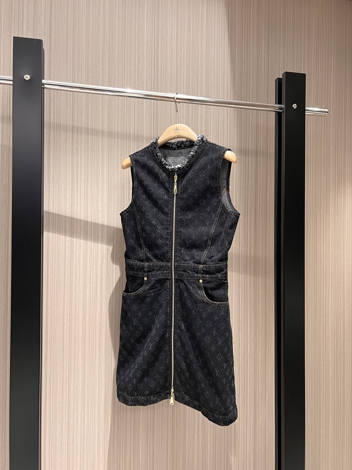 NO:317422,New classic presbyterian round neck denim dress with fashionable temperament, washing cowboy fabric, double-head zipper design, slim and slim, age-reducing versatile black and blue SML, skirts, alexander wang19860909新款经典老花毛边圆领牛仔连衣裙时尚气质 洗水牛仔面料 双头拉链设计修身显瘦 减龄百搭 黑色蓝色 SML,,skirts,alexander wang,Women's clothing